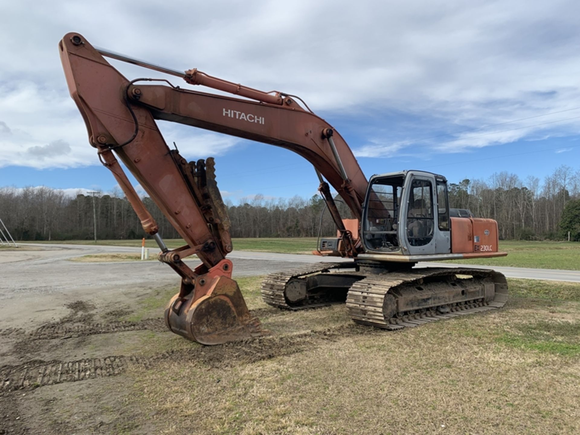 HITACHI EX 230LC-5 excavator with manual thumb - 5557 hrs showing serial # ANT400073 new hydraulic