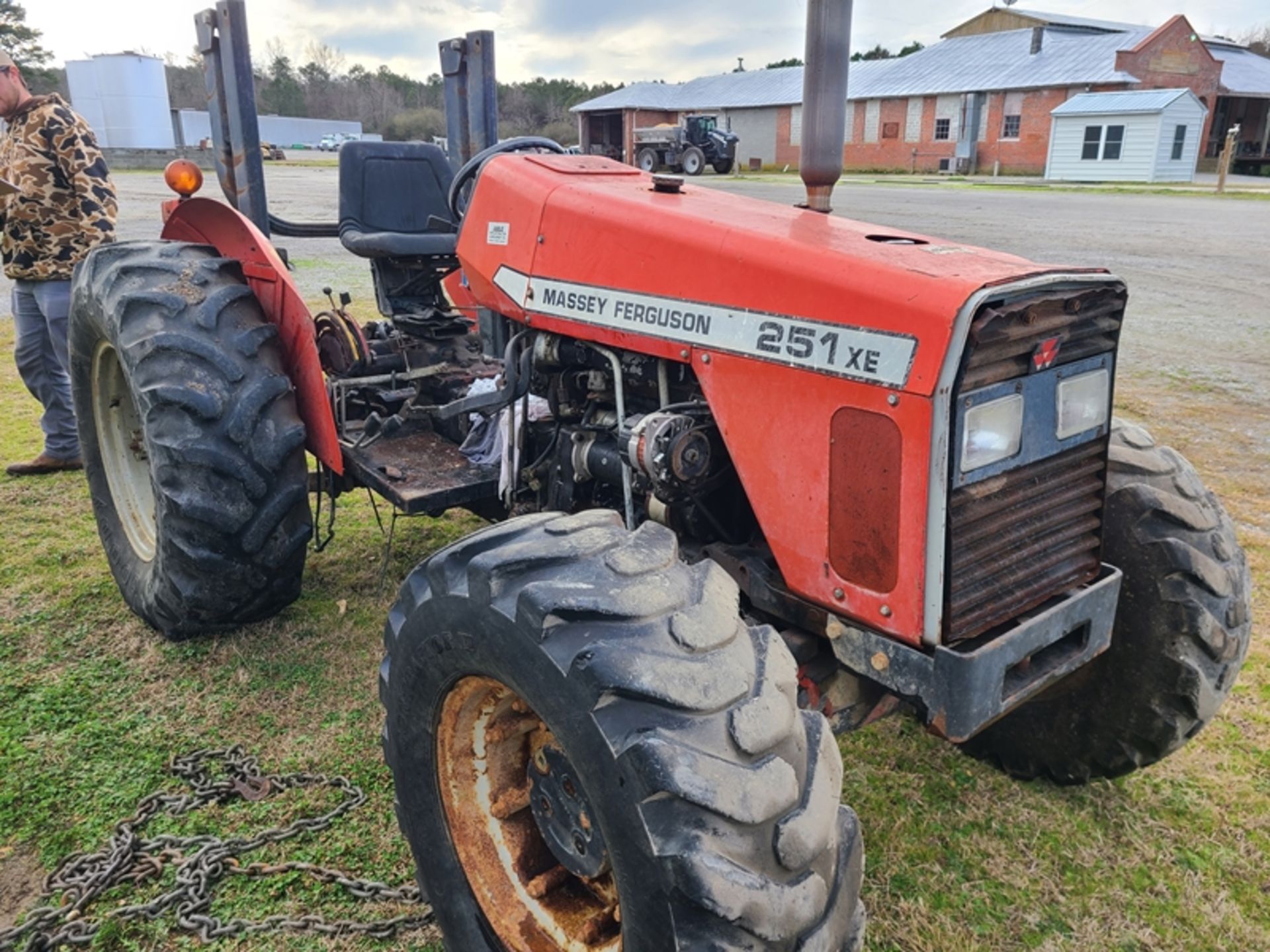 MF 251XE tractor with 4wd - SALVAGE - (no transmission) - Image 4 of 4