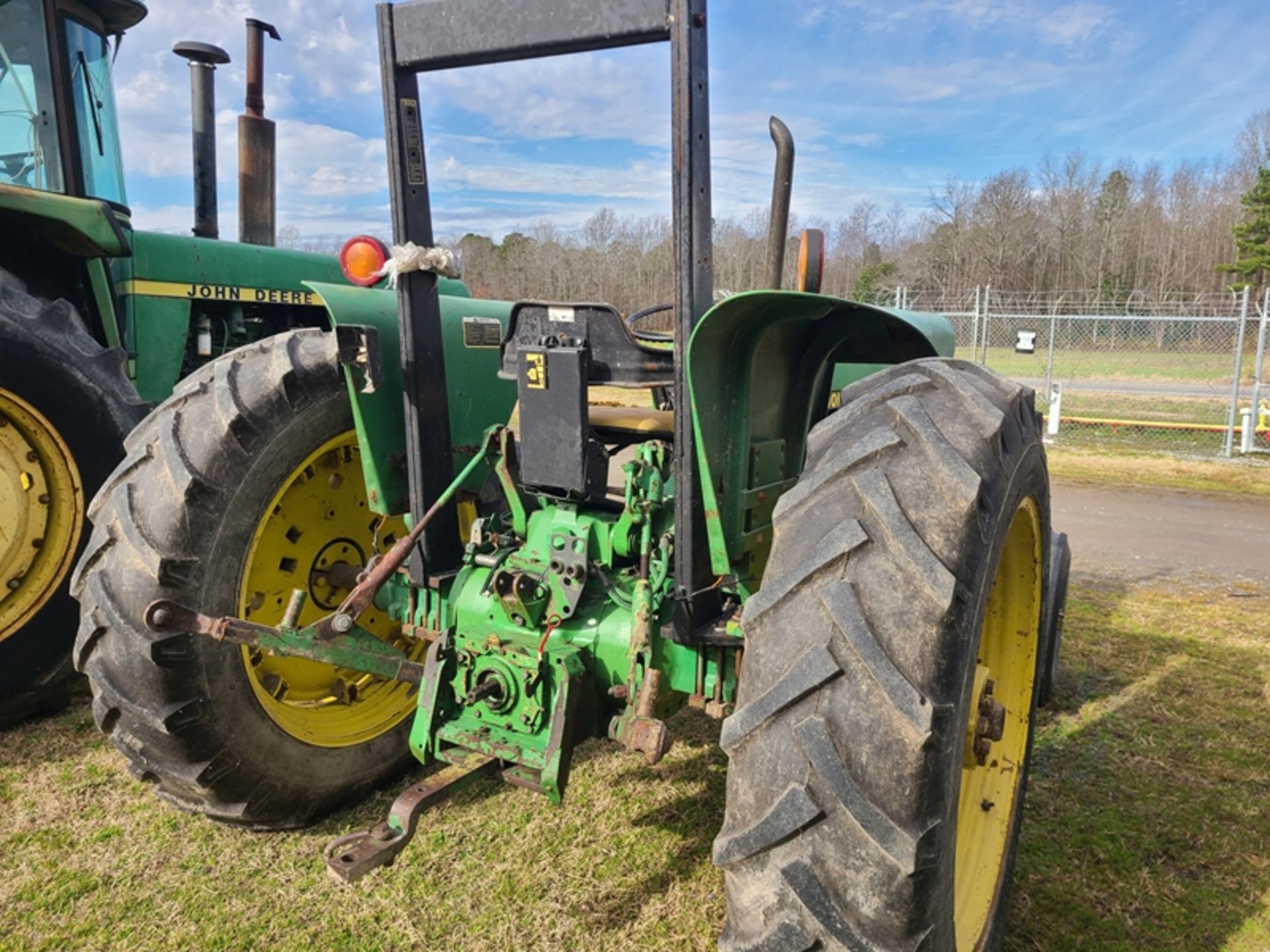 JD 2555 tractor - SERIAL: L02555G699450 - Image 4 of 5