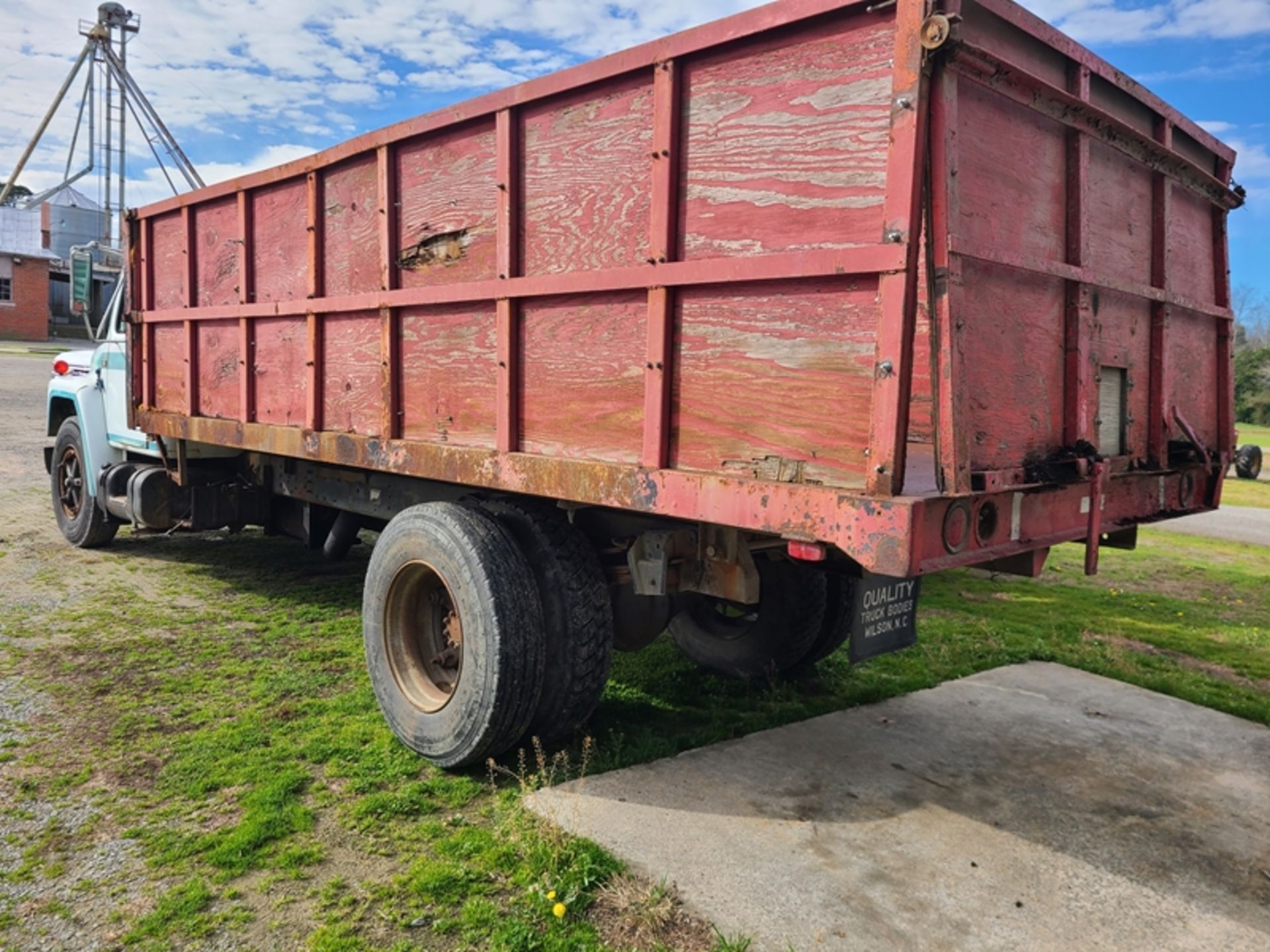 1985 INTERNATIONAL S1900 DT 466 dsl, 5spd/2spd - with 16' dump body  - VIN: 1HTLDUXMXFHA10097 - - Image 2 of 5