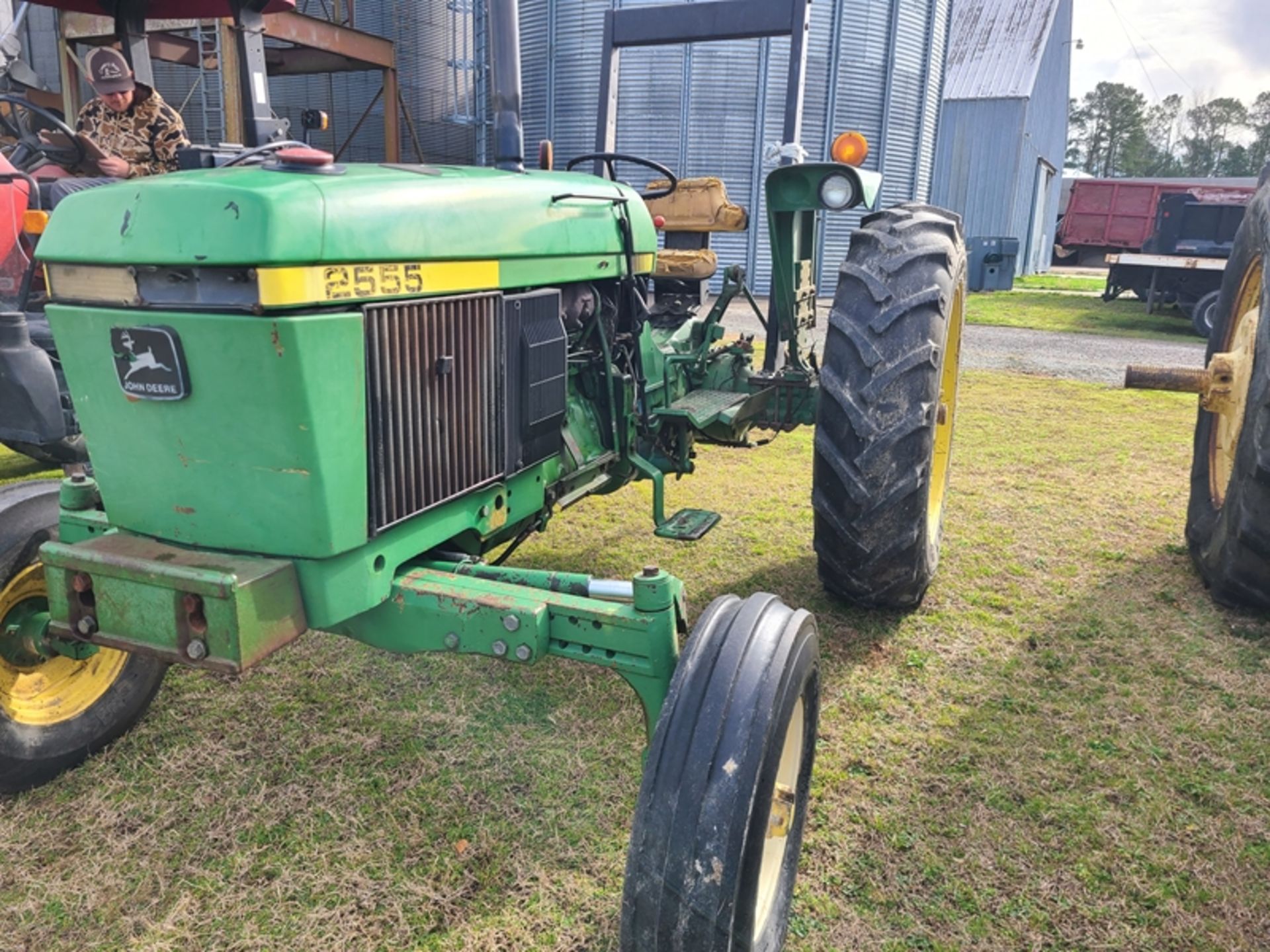 JD 2555 tractor - SERIAL: L02555G699450 - Image 2 of 5