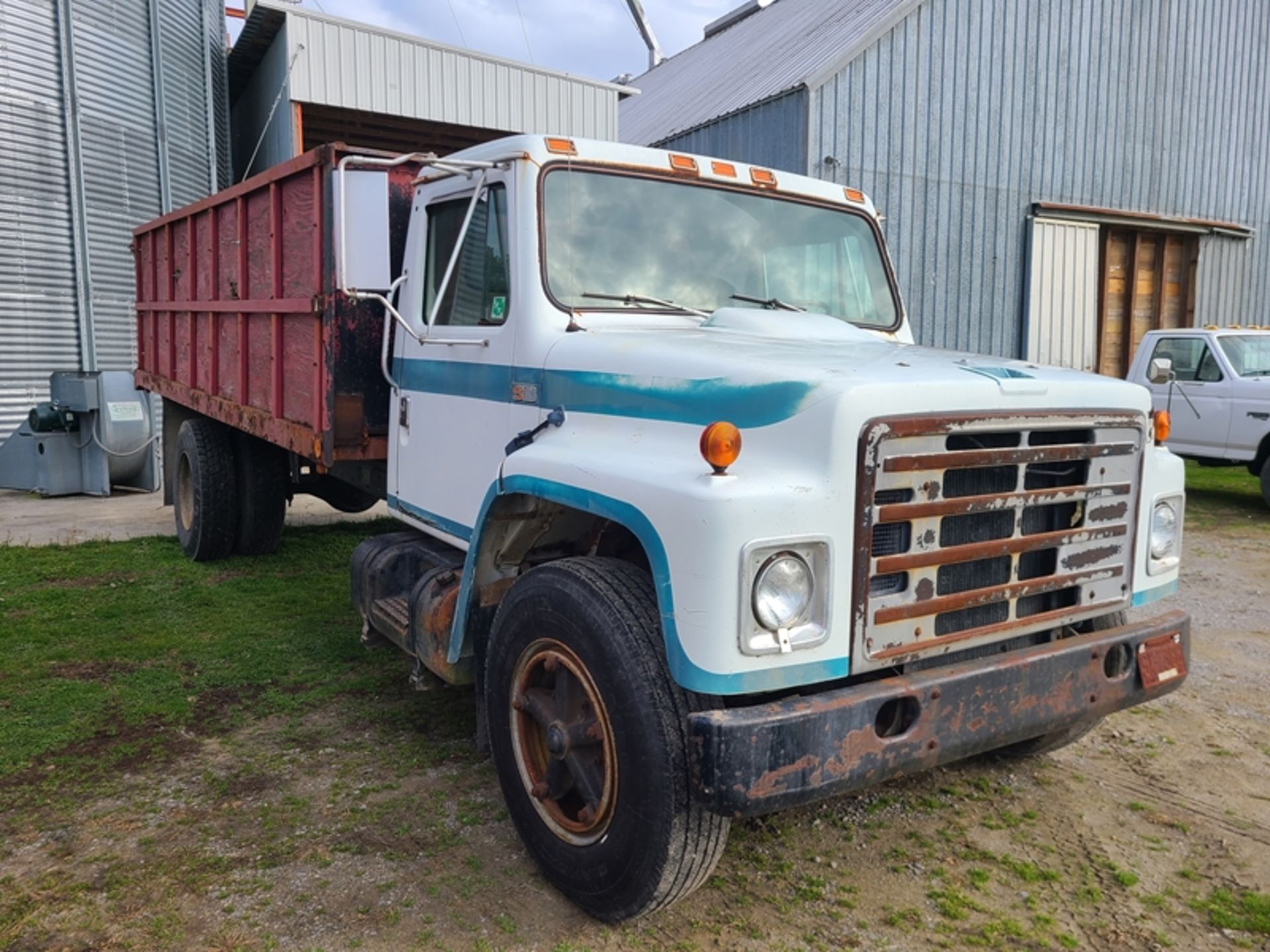 1985 INTERNATIONAL S1900 DT 466 dsl, 5spd/2spd - with 16' dump body  - VIN: 1HTLDUXMXFHA10097 - - Image 4 of 5