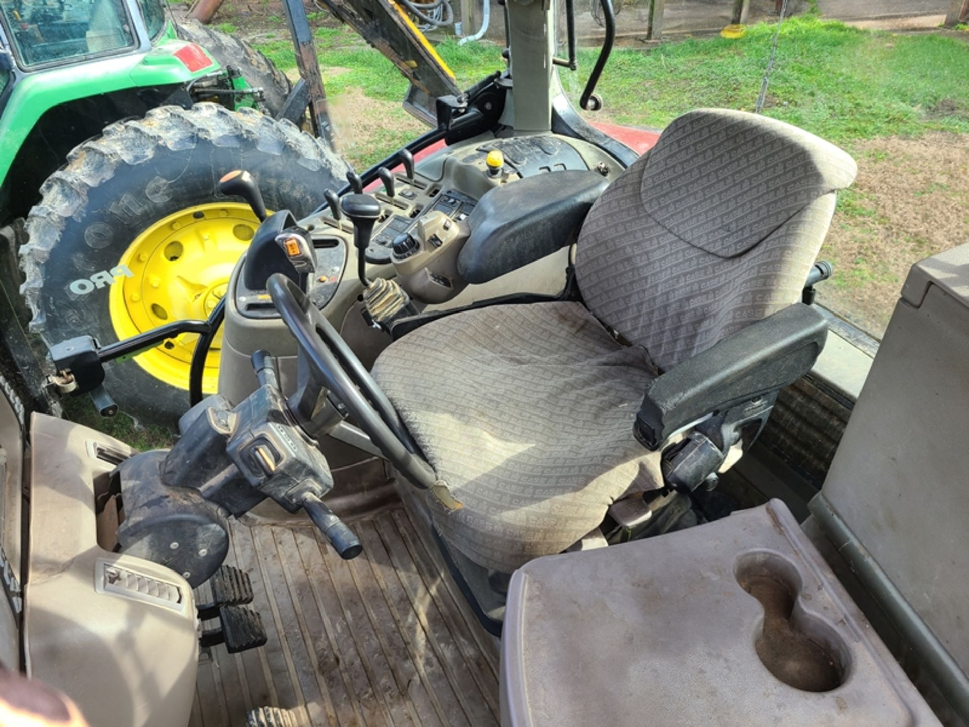 CASE 110 tractor with cab, 4wd, & L740 loader bucket - 7858 hrs Forward/reverse shuttle - Image 5 of 5