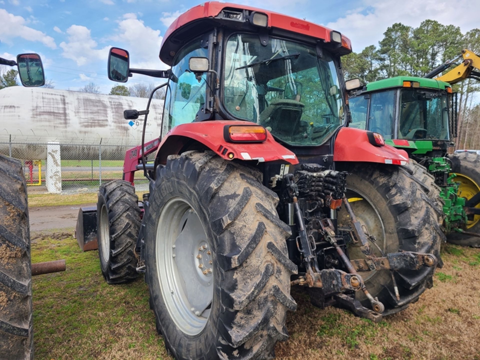 CASE 110 tractor with cab, 4wd, & L740 loader bucket - 7858 hrs Forward/reverse shuttle - Image 2 of 5