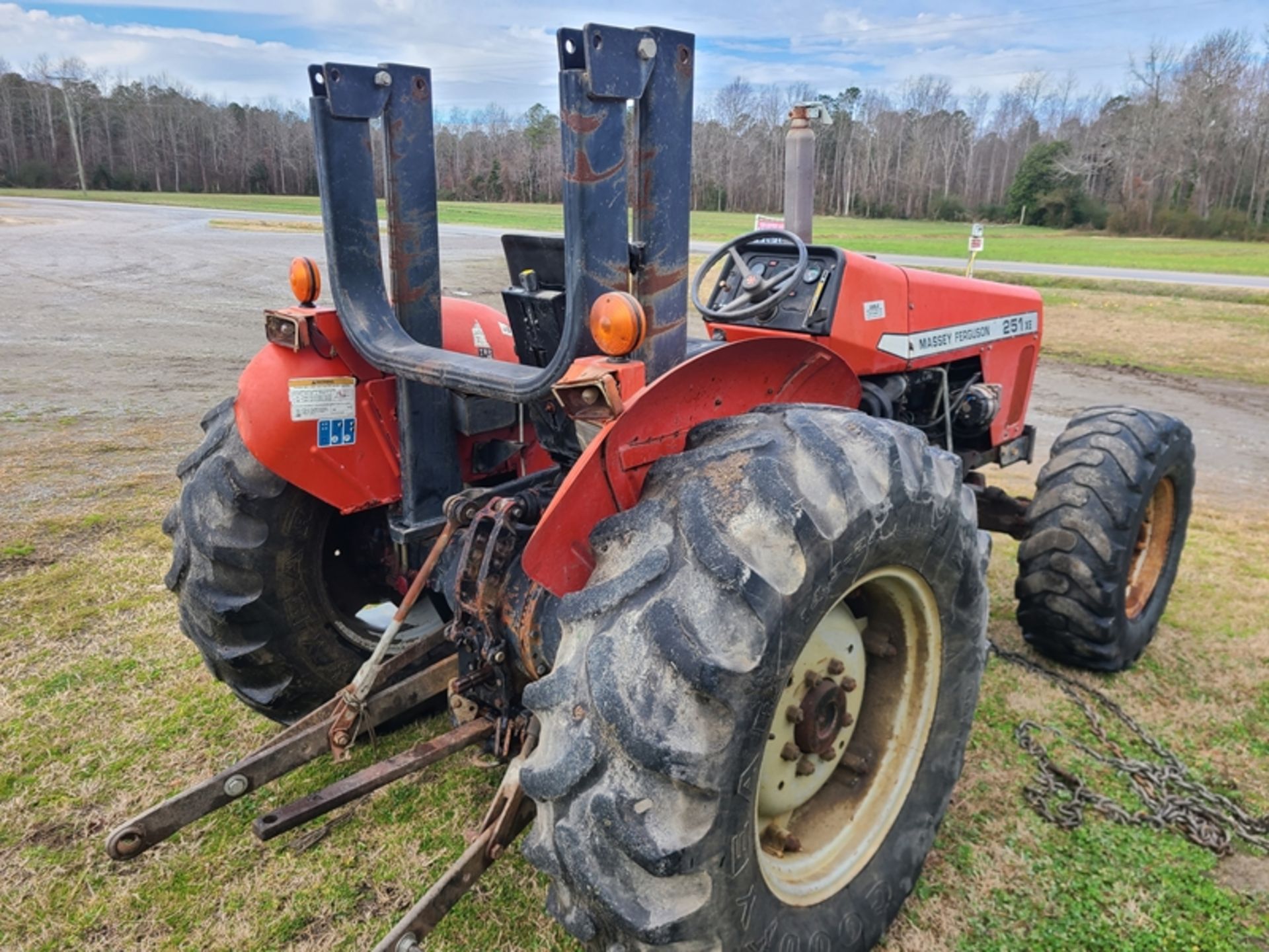 MF 251XE tractor with 4wd - SALVAGE - (no transmission) - Image 3 of 4