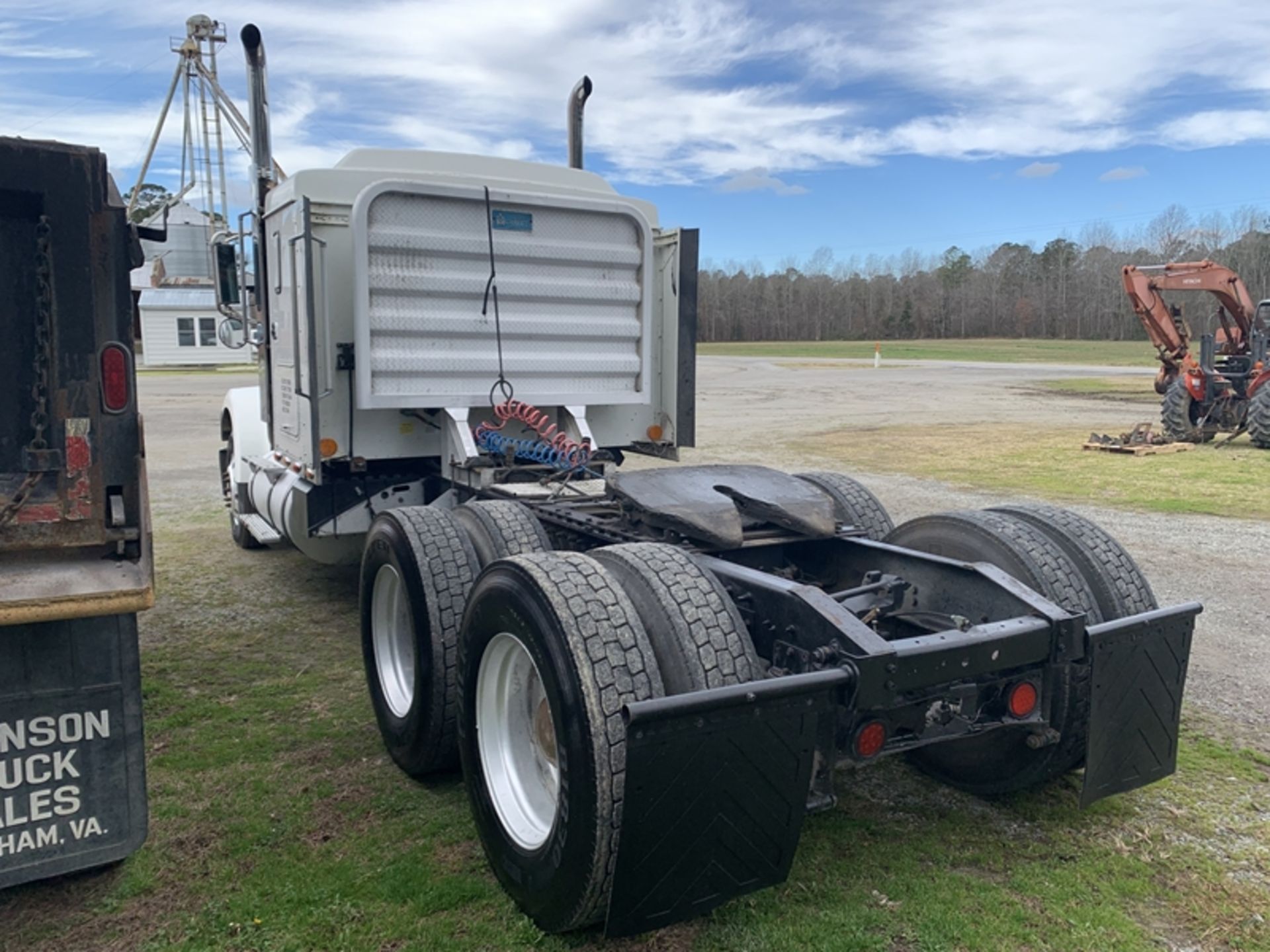 2000 INTERNATIONAL 9900I road tractor with Cat C15 & small sleeper,  wet line - - VIN: - Image 4 of 8