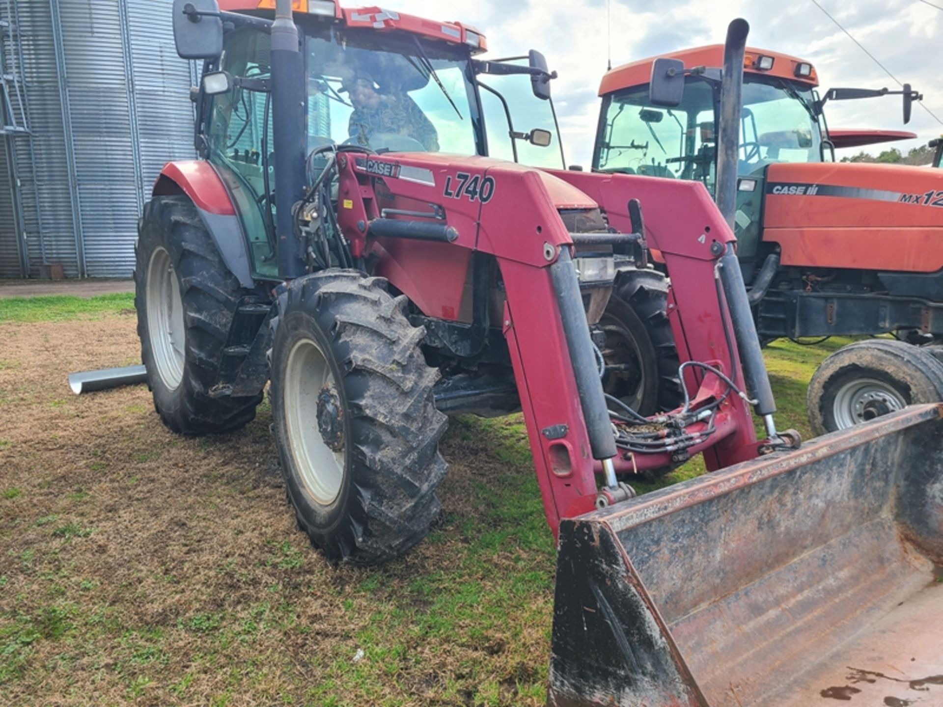 CASE 110 tractor with cab, 4wd, & L740 loader bucket - 7858 hrs Forward/reverse shuttle - Image 4 of 5