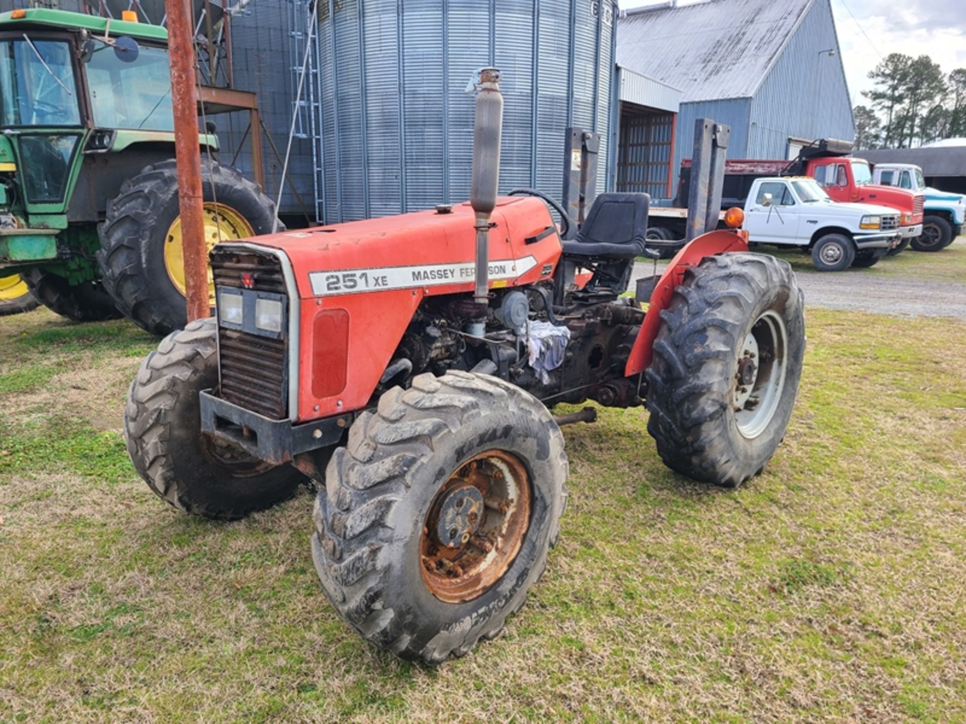 MF 251XE tractor with 4wd - SALVAGE - (no transmission)