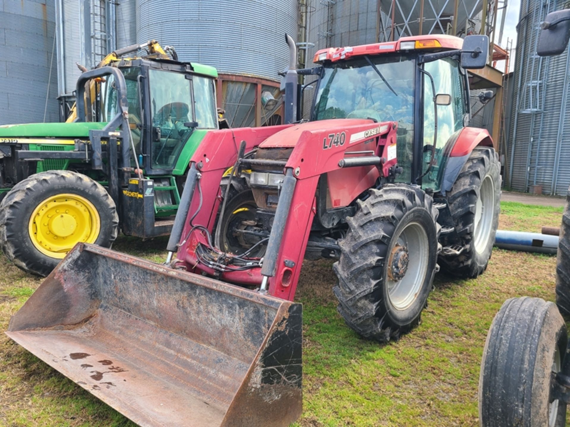 CASE 110 tractor with cab, 4wd, & L740 loader bucket - 7858 hrs Forward/reverse shuttle