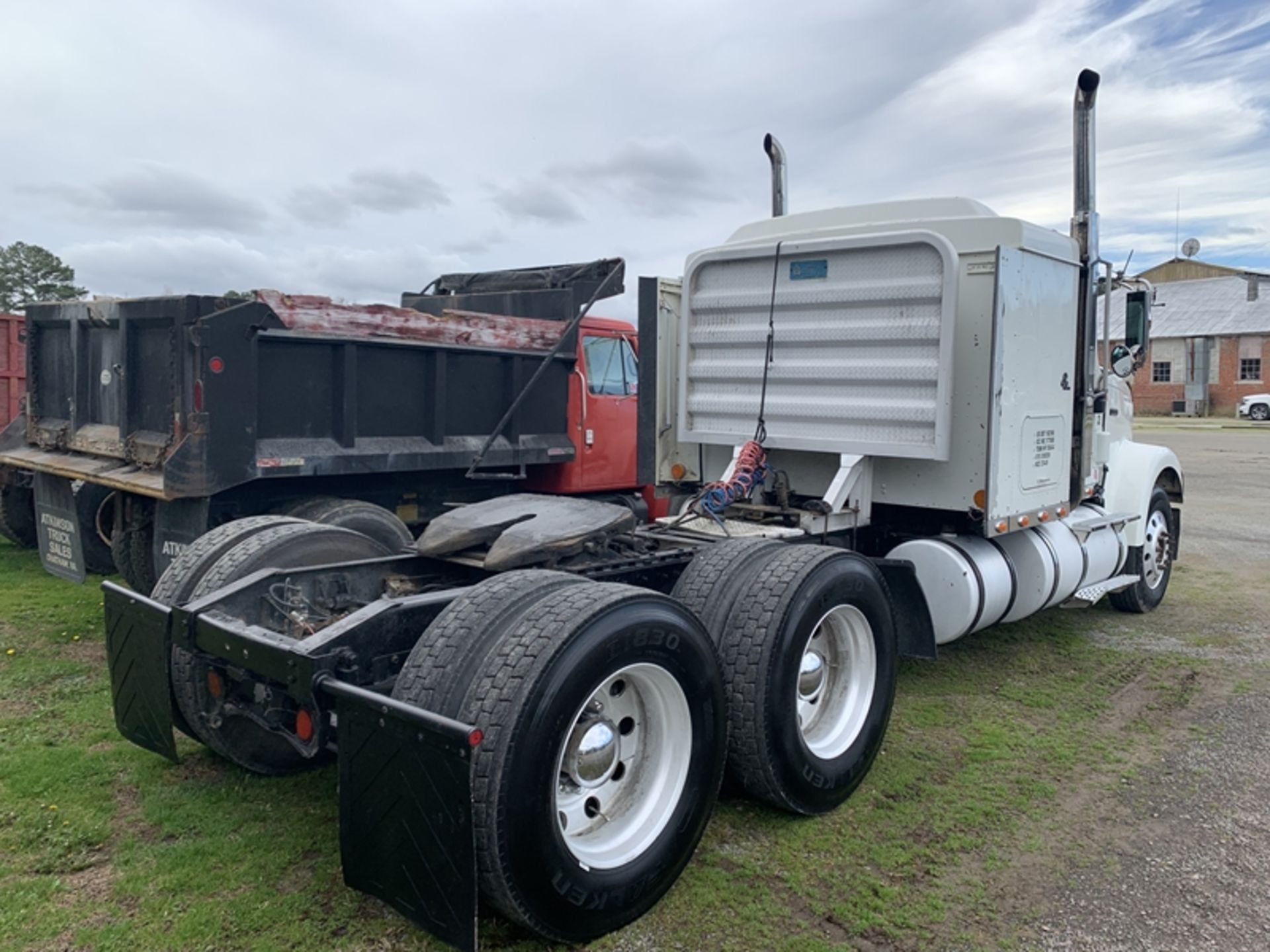 2000 INTERNATIONAL 9900I road tractor with Cat C15 & small sleeper,  wet line - - VIN: - Image 3 of 8