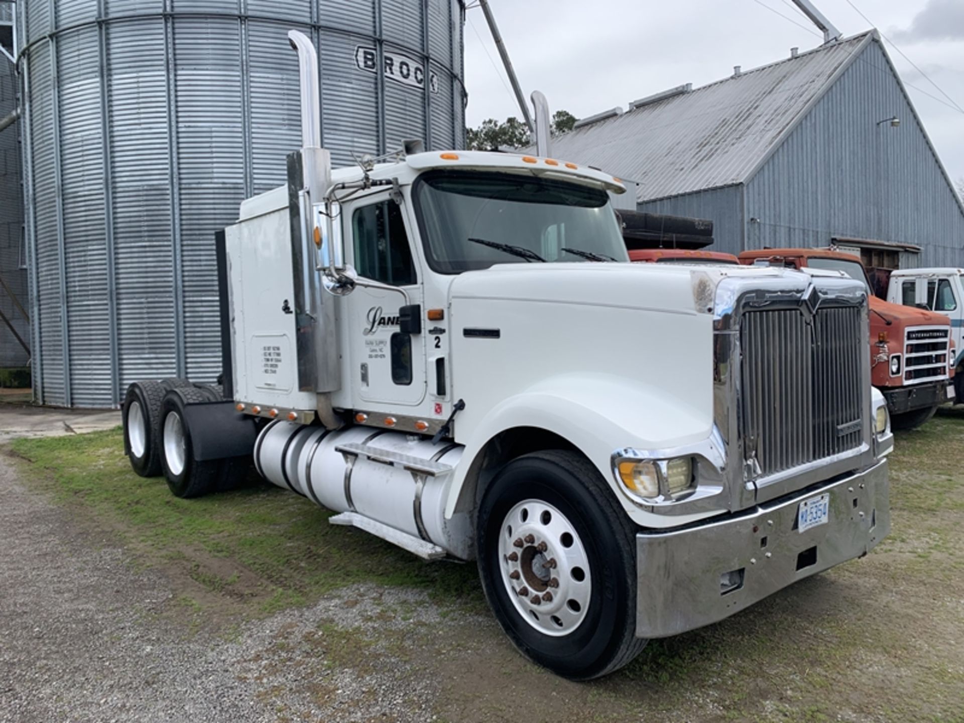 2000 INTERNATIONAL 9900I road tractor with Cat C15 & small sleeper,  wet line - - VIN: - Image 2 of 8