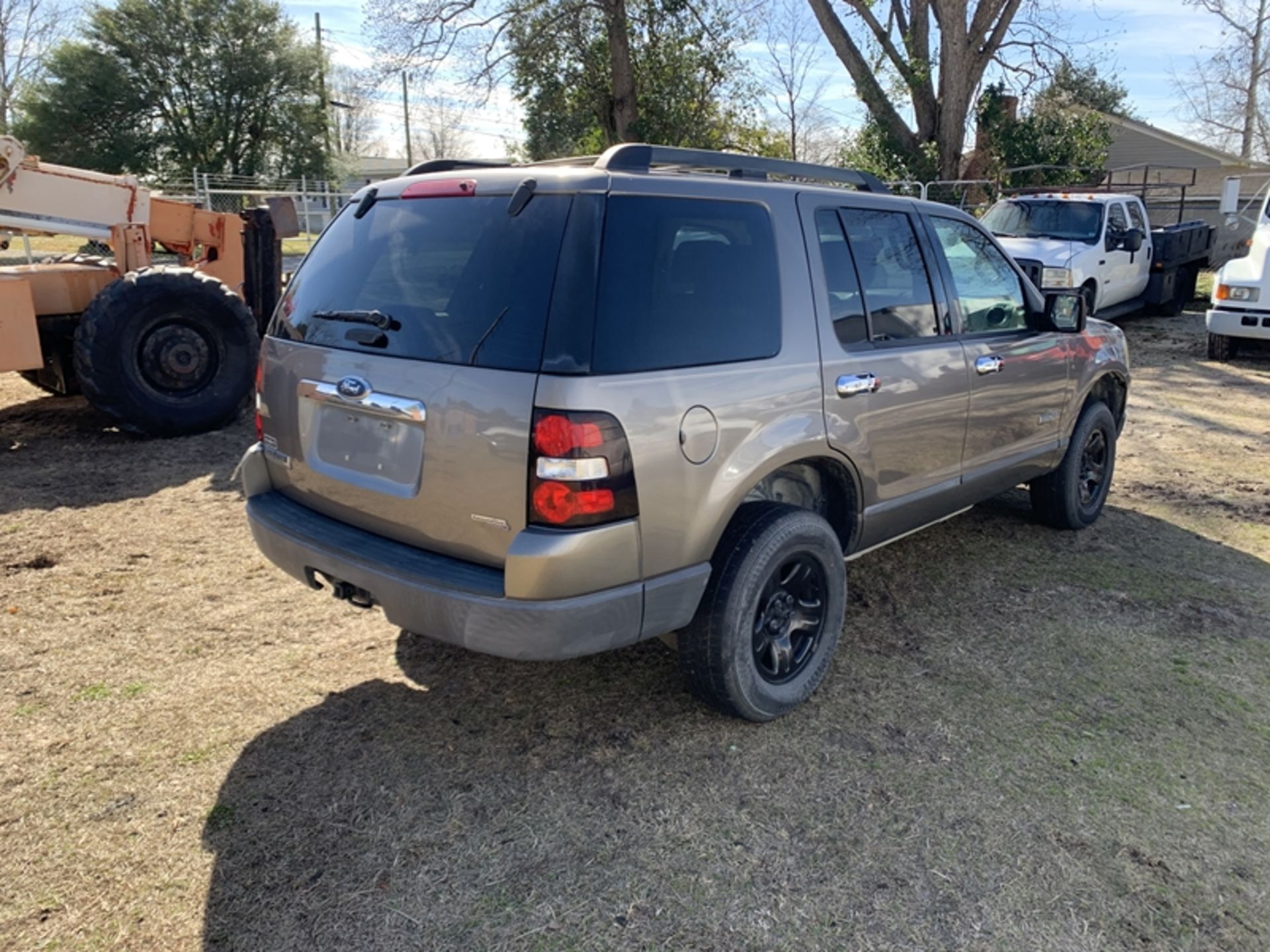 2006 FORD Explorer - 209,361 miles - VIN: 1FMEU62E56UA76705 motor is knocking Salvage title - Image 3 of 6