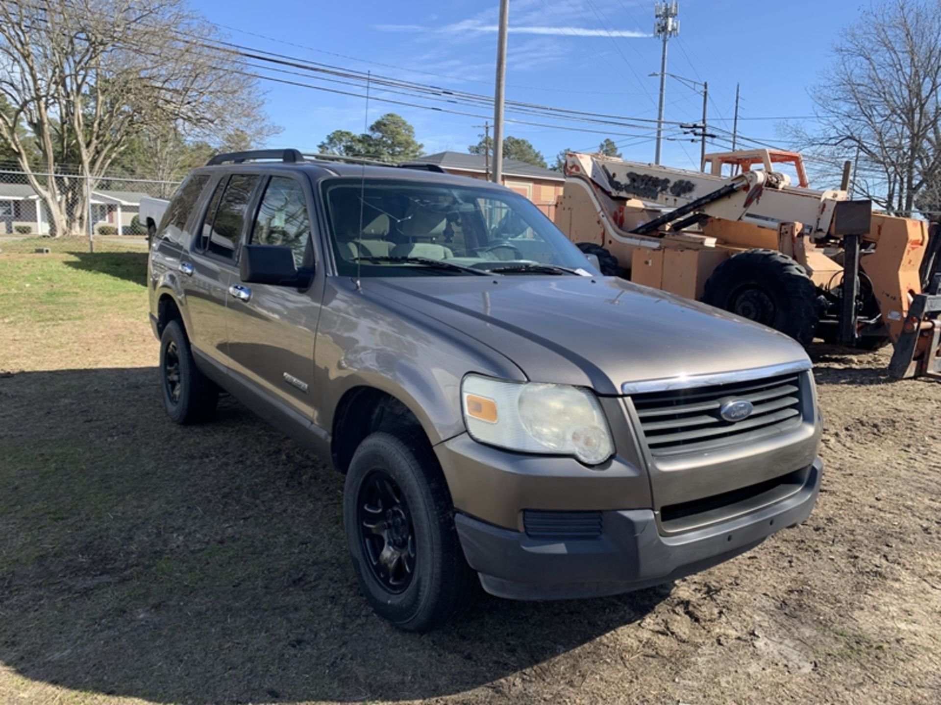 2006 FORD Explorer - 209,361 miles - VIN: 1FMEU62E56UA76705 motor is knocking Salvage title - Image 2 of 6