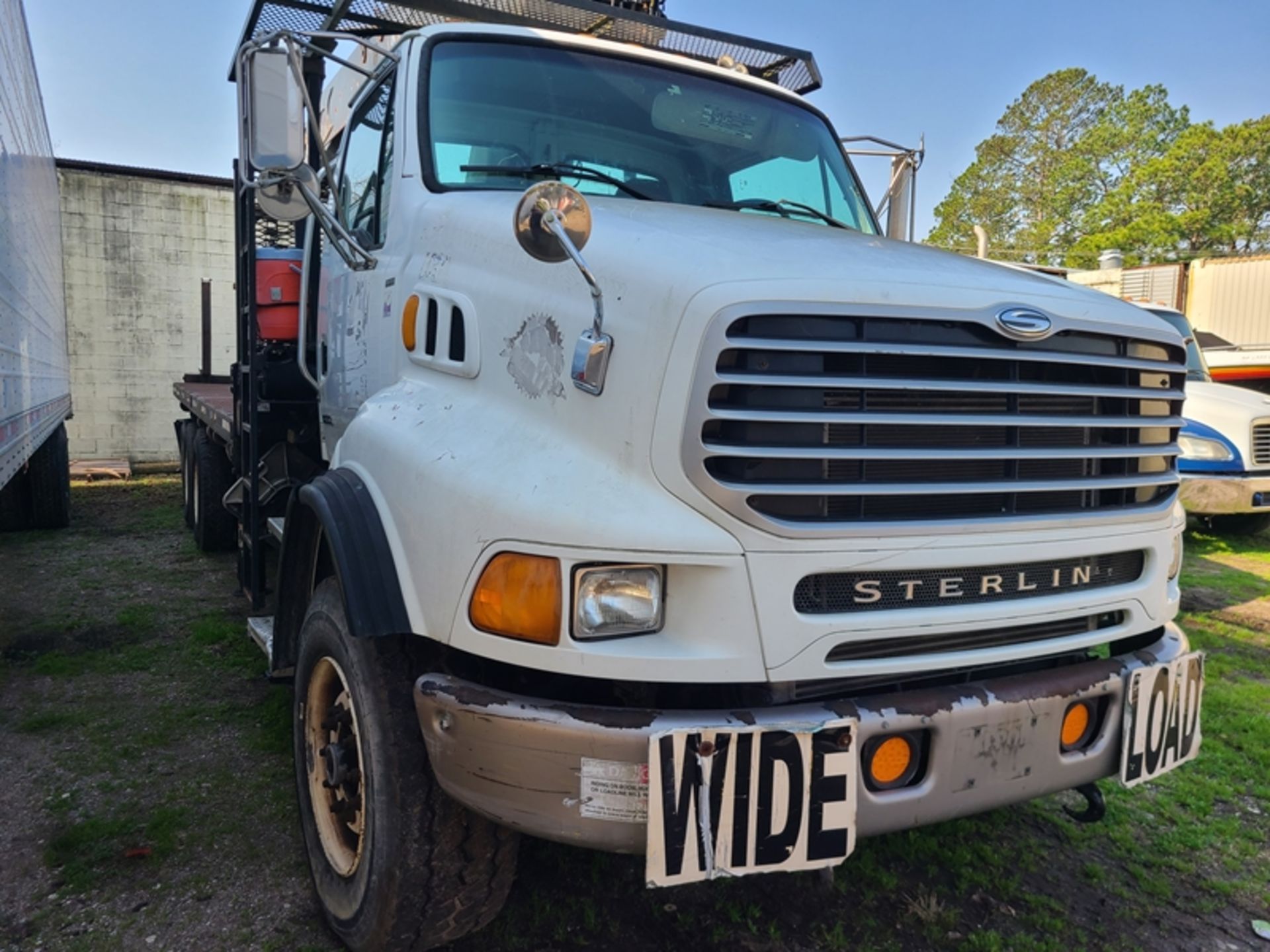 2006 STERLING truck with a 26' bed and a HIAB 335K 61'material boom lift with 272,259 miles (just - Image 2 of 12