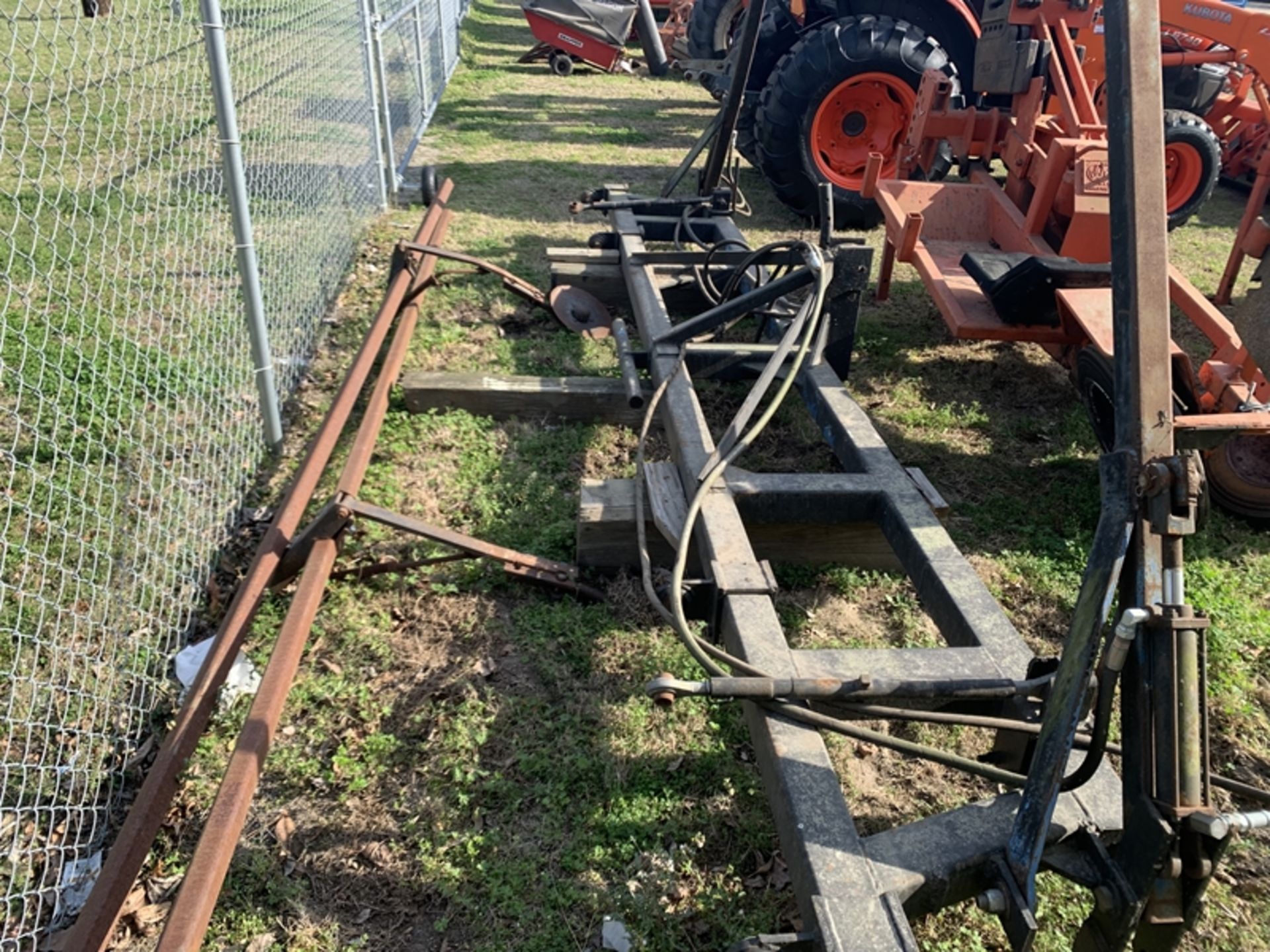 Tool bar mounting 2 planters with row markers - Image 3 of 4