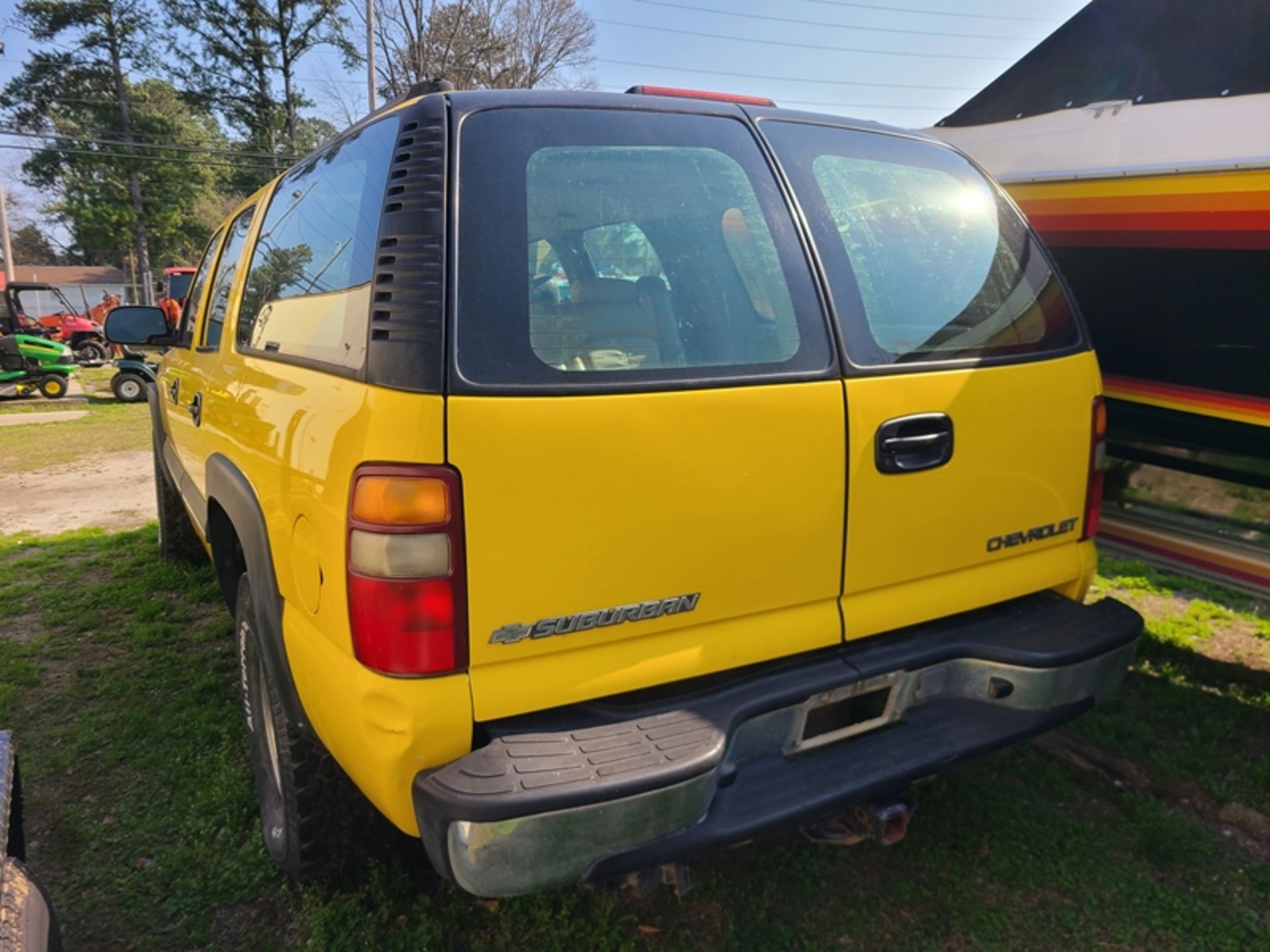 2003 CHEVROLET Suburban - 281,801 miles - VIN: 3GNGK26U13G317145 Was owned by NC DOT at one time - Image 4 of 7