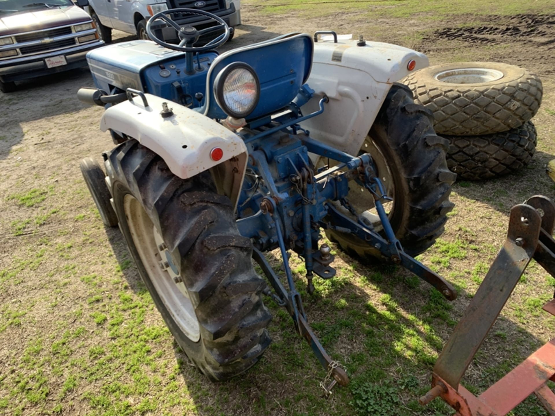 FORD 1500 2wd tractor with turf tires and regular tires - Image 4 of 5