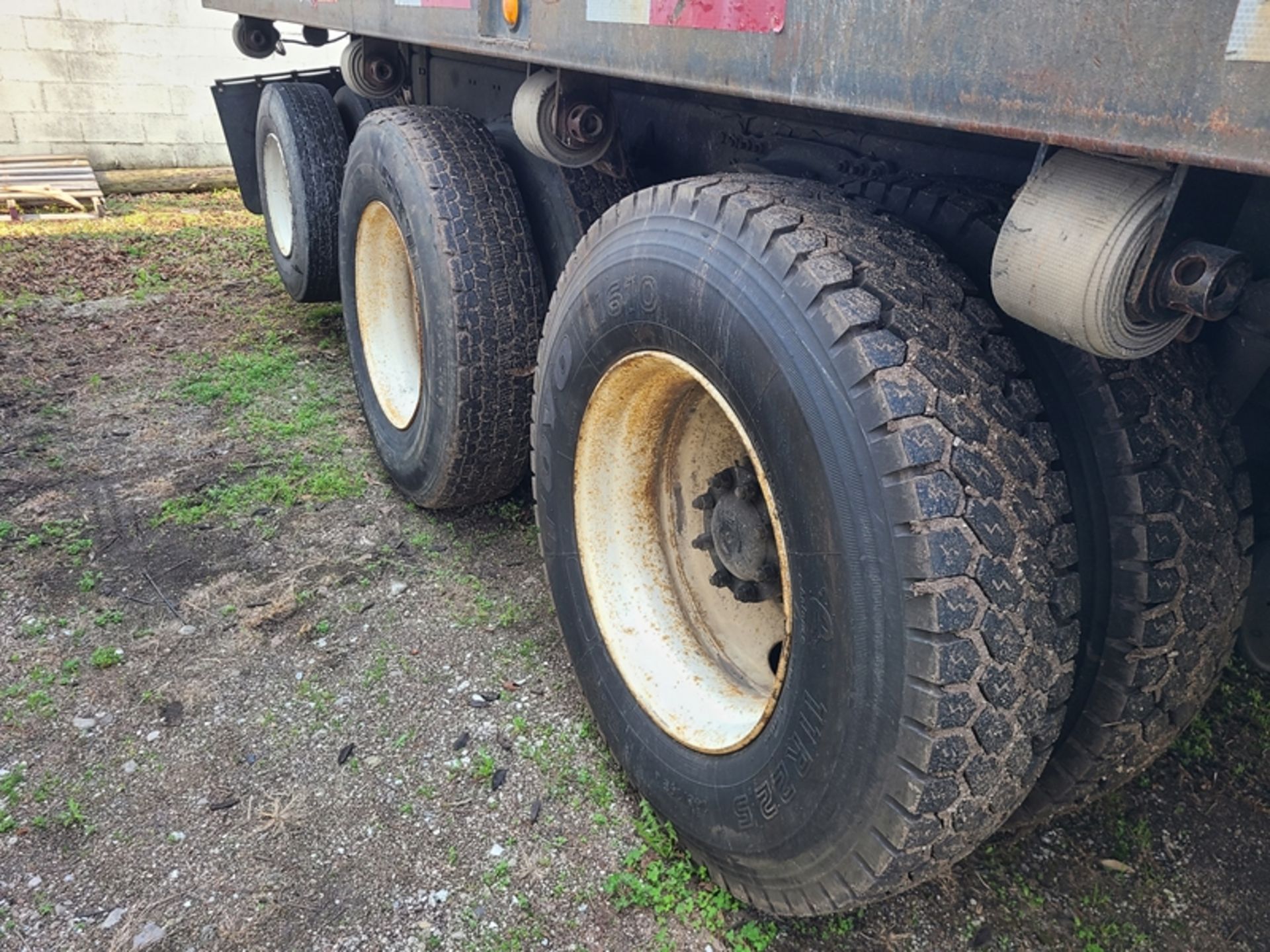 2006 STERLING truck with a 26' bed and a HIAB 335K 61'material boom lift with 272,259 miles (just - Image 6 of 12