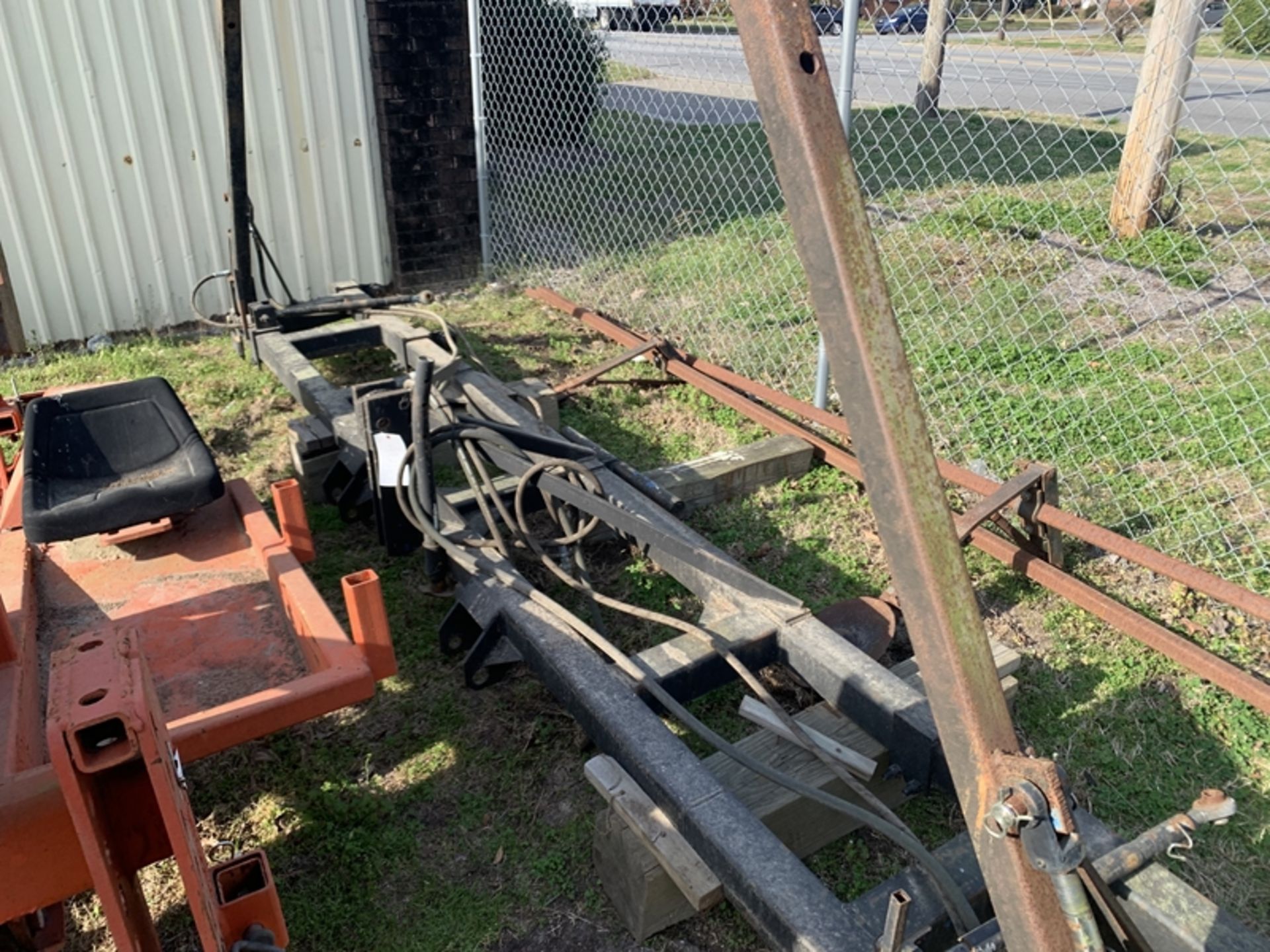 Tool bar mounting 2 planters with row markers