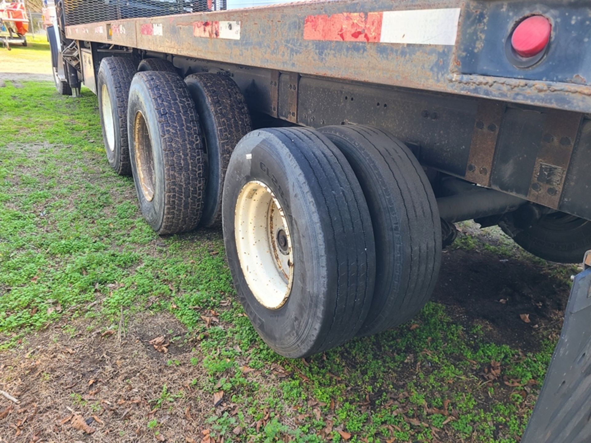 2006 STERLING truck with a 26' bed and a HIAB 335K 61'material boom lift with 272,259 miles (just - Image 9 of 12