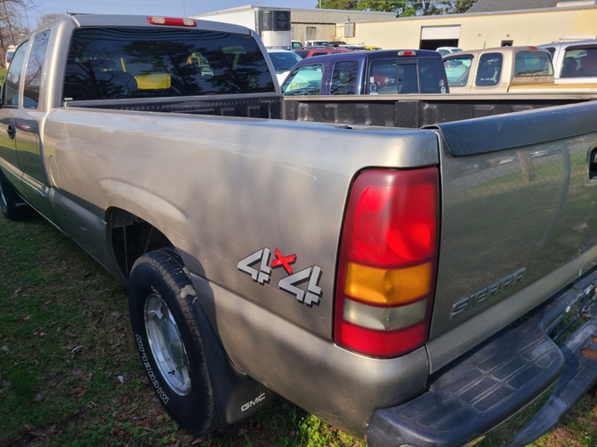 2003 GMC Sierra ext. cab , long bed, 4wd - 415,115 miles - VIN: 1GTEK19T13E162987 - Image 4 of 5