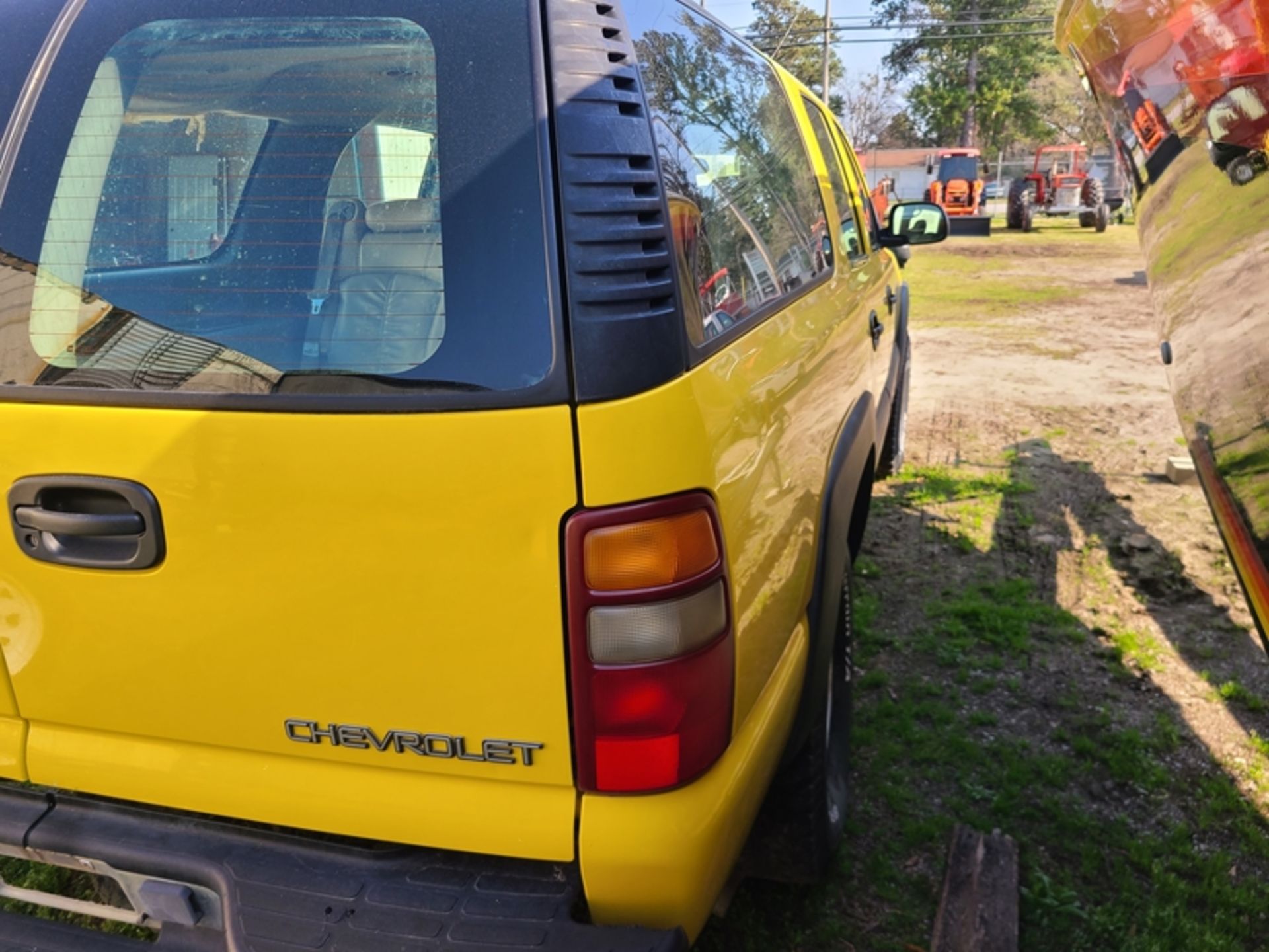 2003 CHEVROLET Suburban - 281,801 miles - VIN: 3GNGK26U13G317145 Was owned by NC DOT at one time - Image 3 of 7