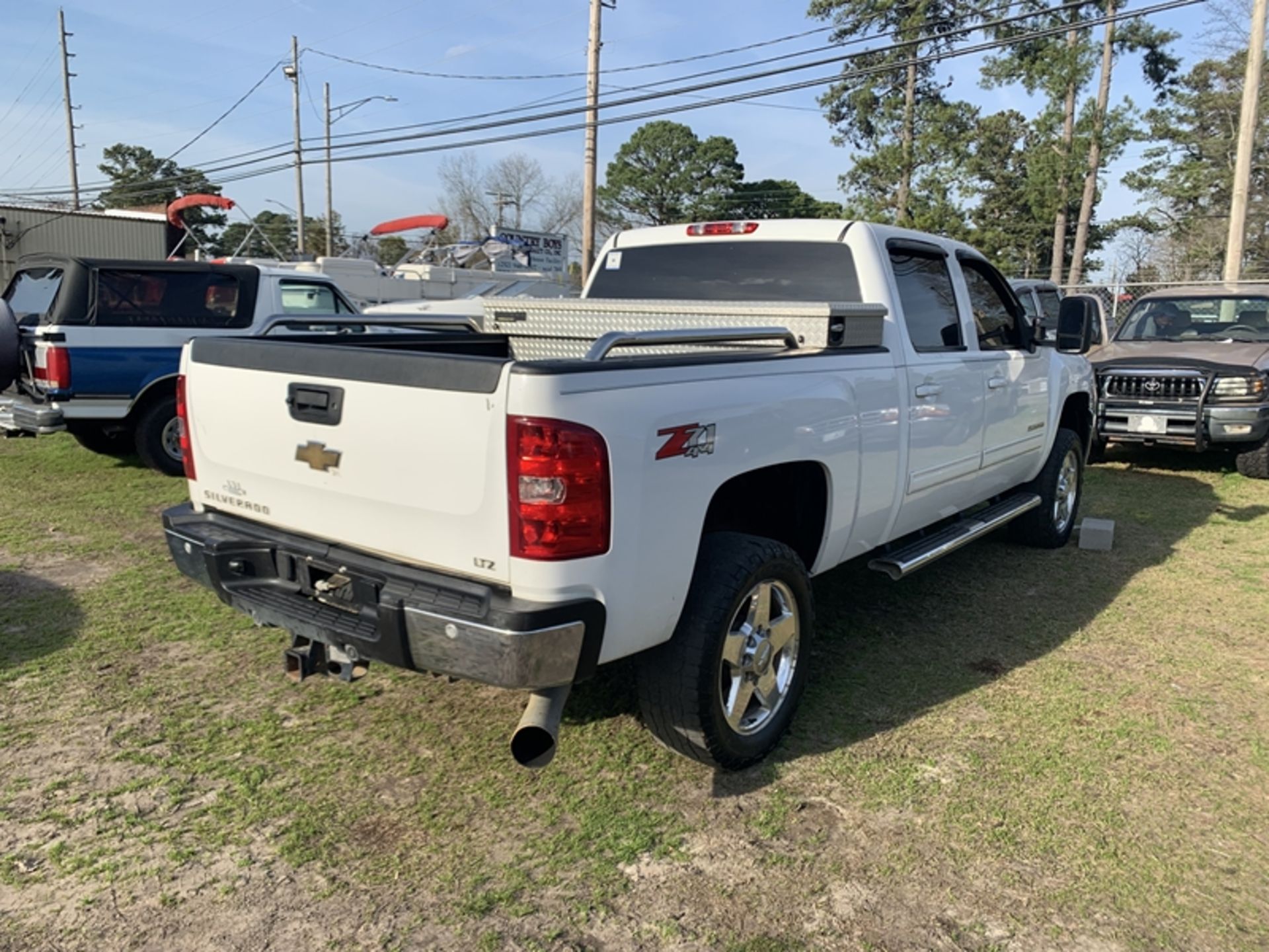 2011 CHEVROLET 2500HD Diesel Z71-LTZ 4wd crew cab - 203,306 miles - VIN: 1GC1KYC82BF154028 new - Image 3 of 6