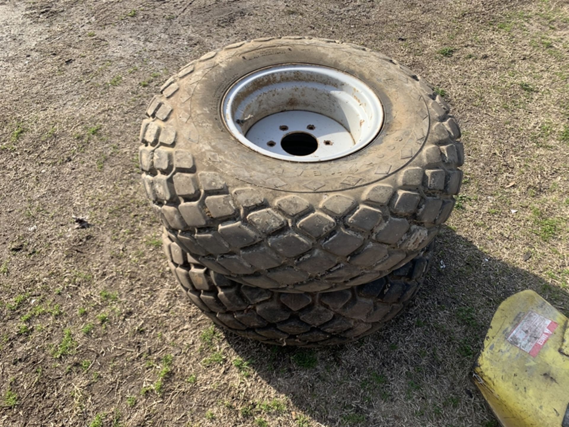 FORD 1500 2wd tractor with turf tires and regular tires - Image 5 of 5