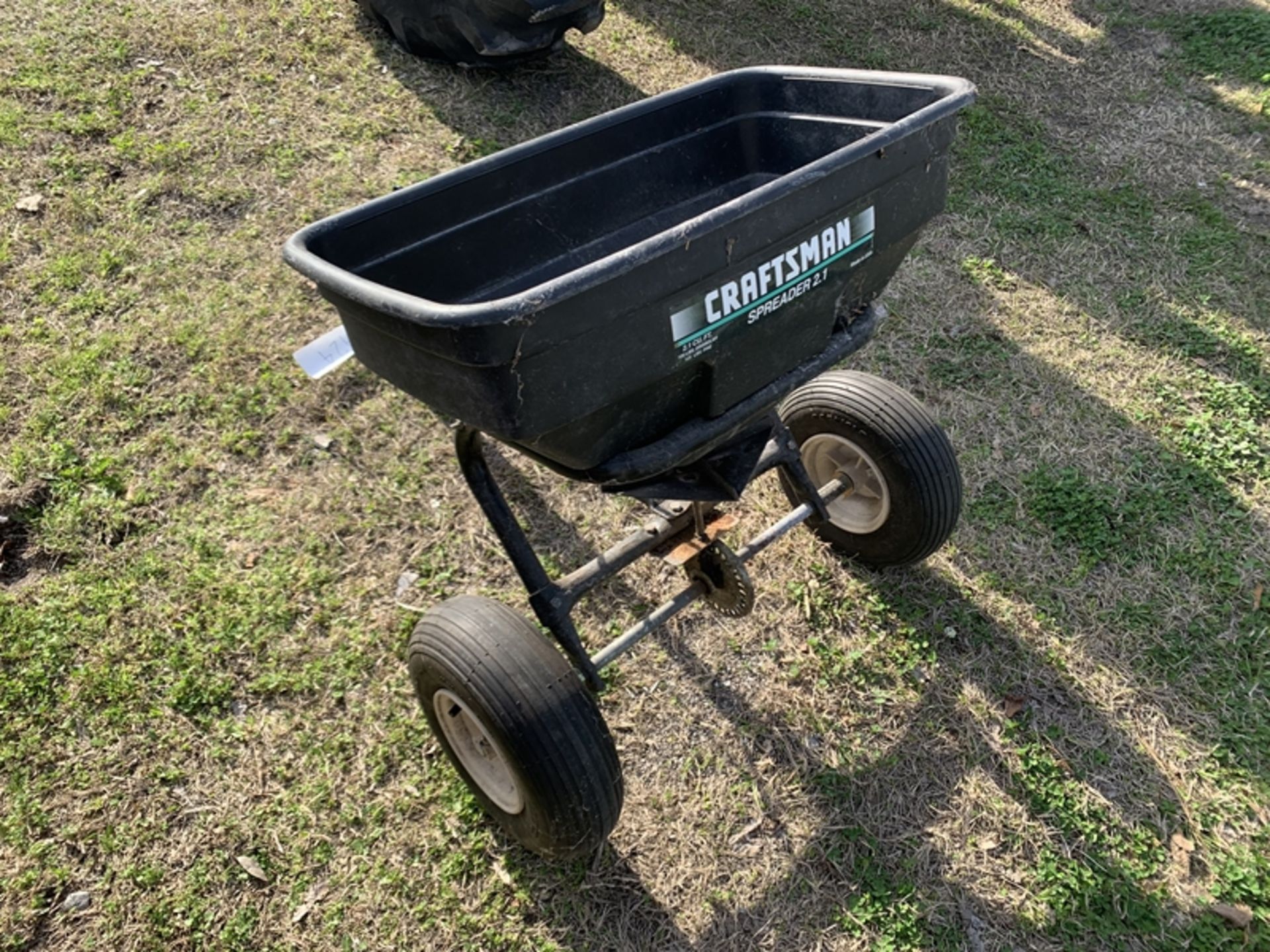 CRAFTSMAN fertilizer/seed spreader - Image 4 of 4