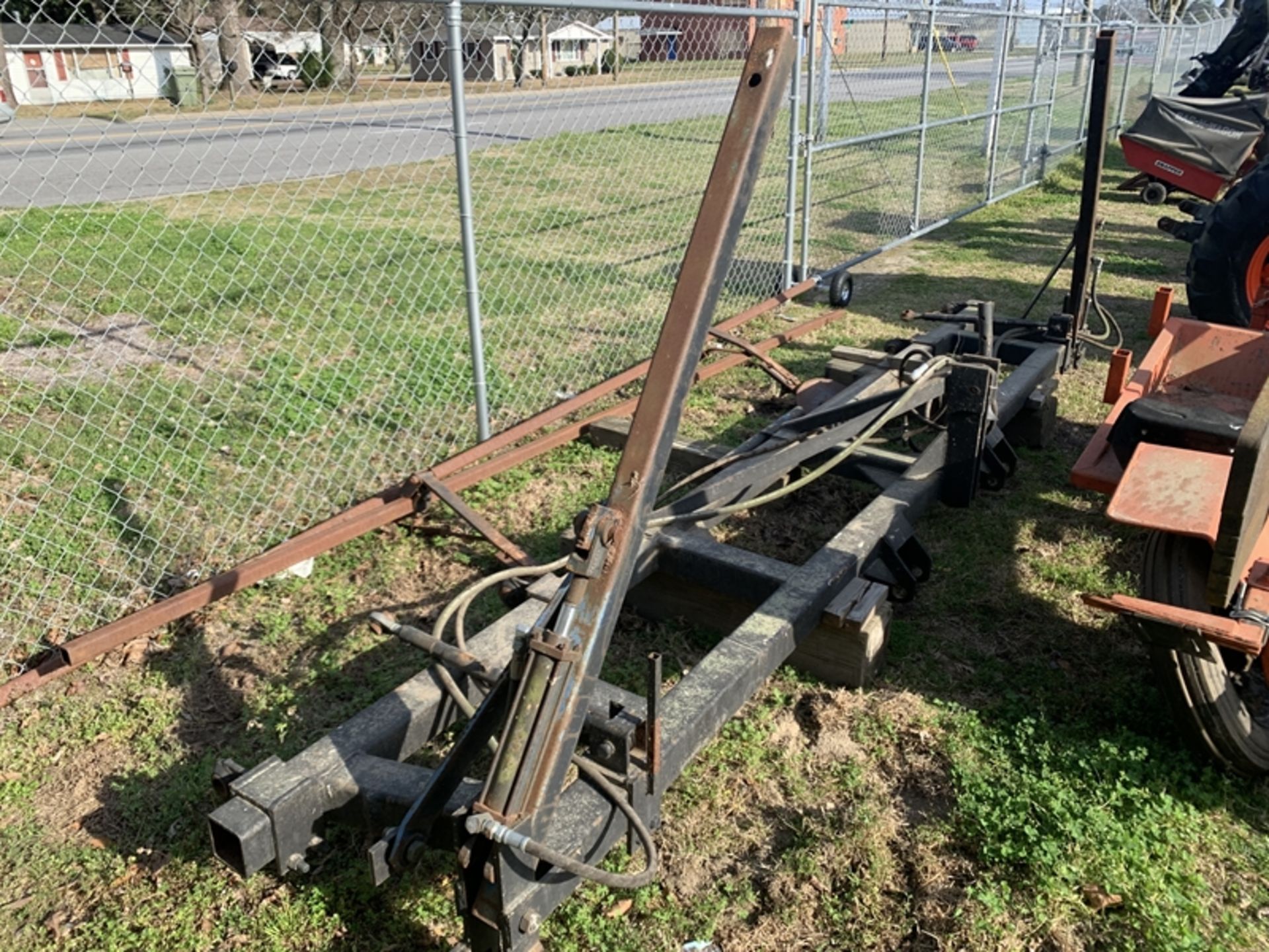 Tool bar mounting 2 planters with row markers - Image 2 of 4