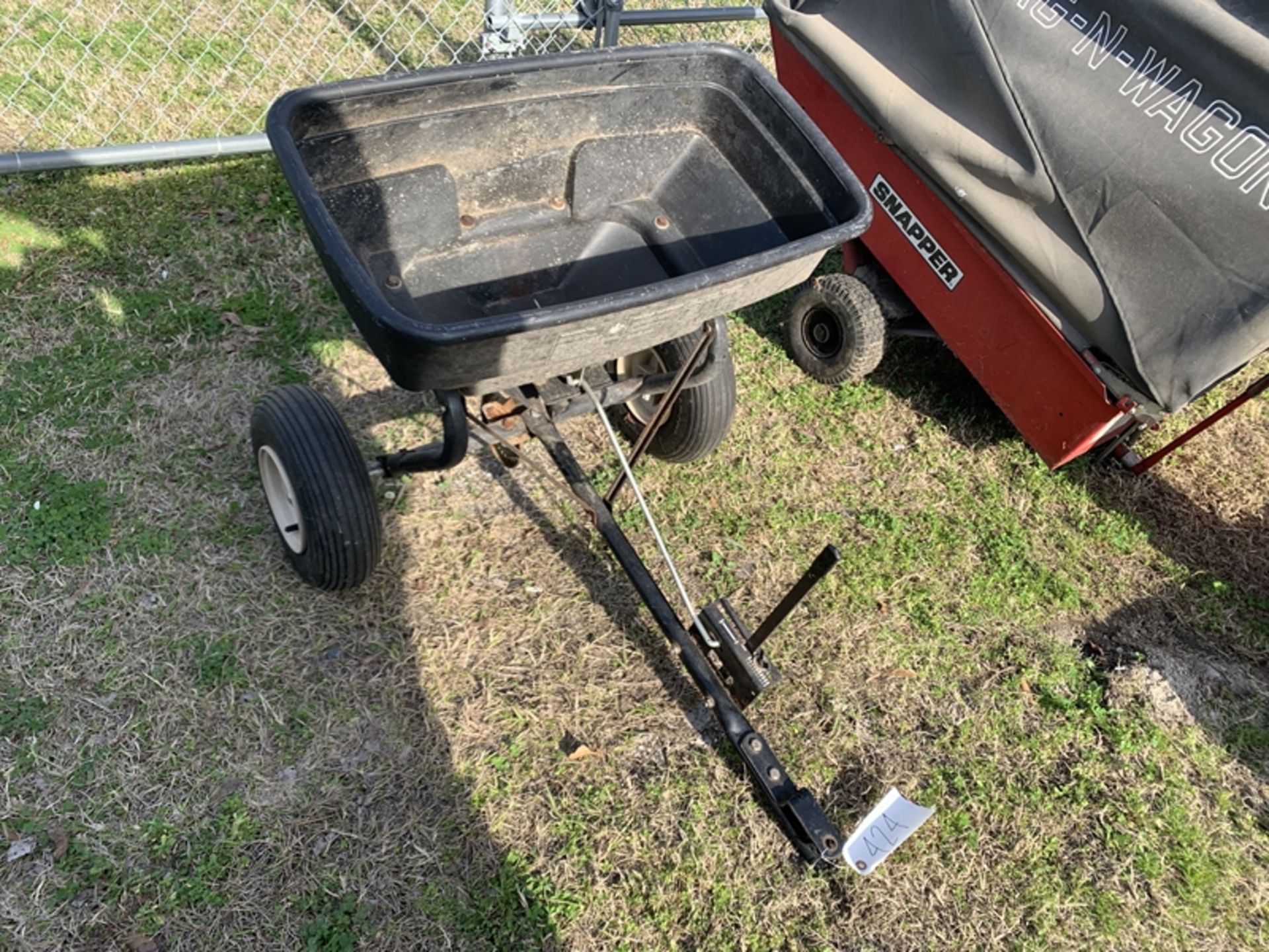 CRAFTSMAN fertilizer/seed spreader - Image 2 of 4