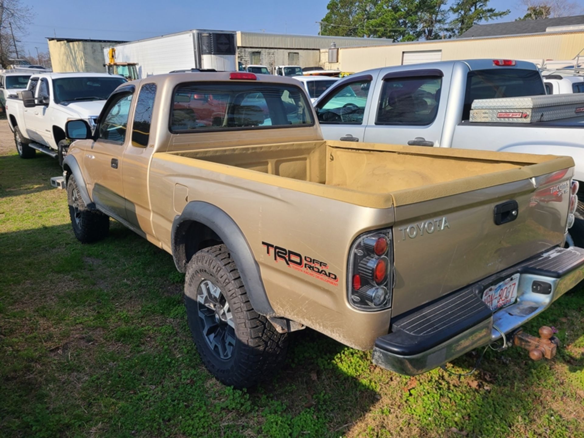 2003 TOYOTA Tacoma SR5-TRD ext. cab 4wd 5spd - 258,535 miles - VIN: 5TEWN72N43Z286260 (rebuilt front - Image 4 of 5