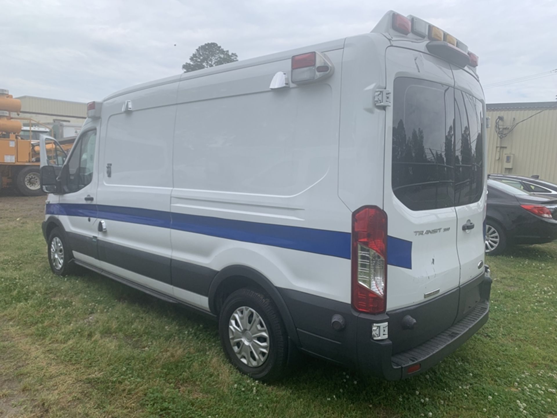 2018 FORD Transit 350 Sprinter Van, Type II Ambulance, 3.2L dsl - 162,758 miles - VIN: - Image 4 of 6