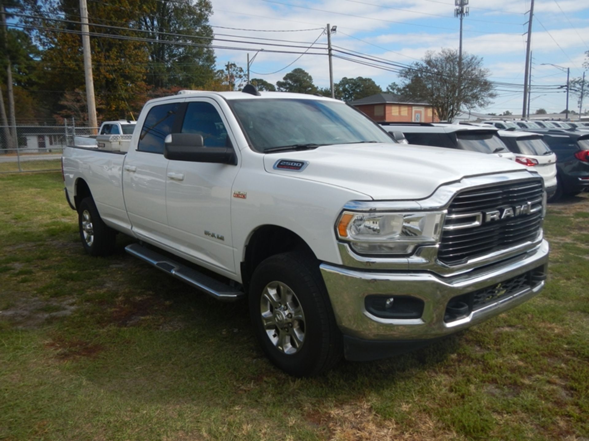 2021 RAM 2500 6.4L Hemi gas, crew cab, long bed, 4wd, Big Horn trim package dent in side of bed - - Bild 2 aus 8