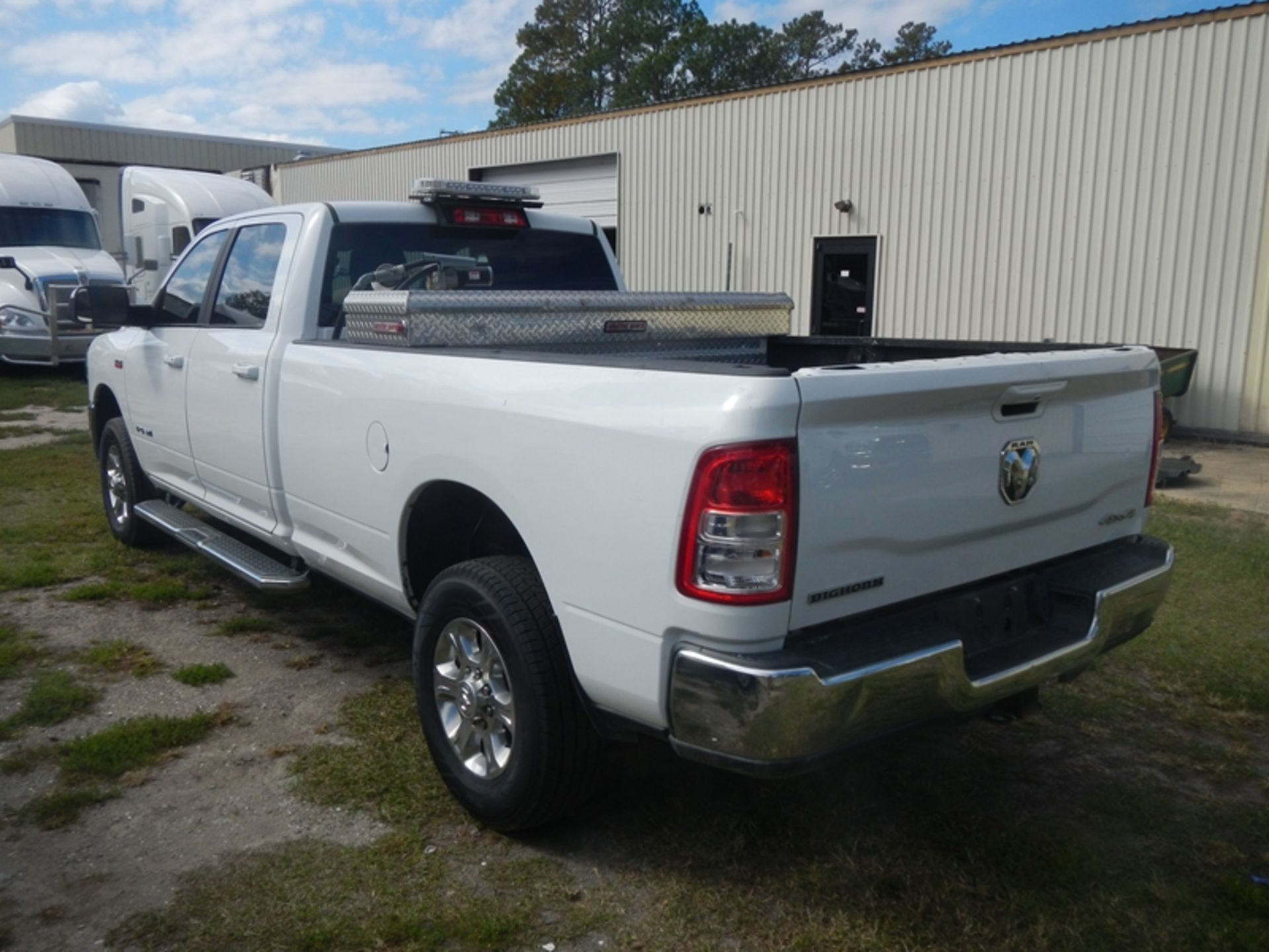 2021 RAM 2500 6.4L Hemi gas, crew cab, long bed, 4wd, Big Horn trim package dent in side of bed - - Bild 5 aus 8