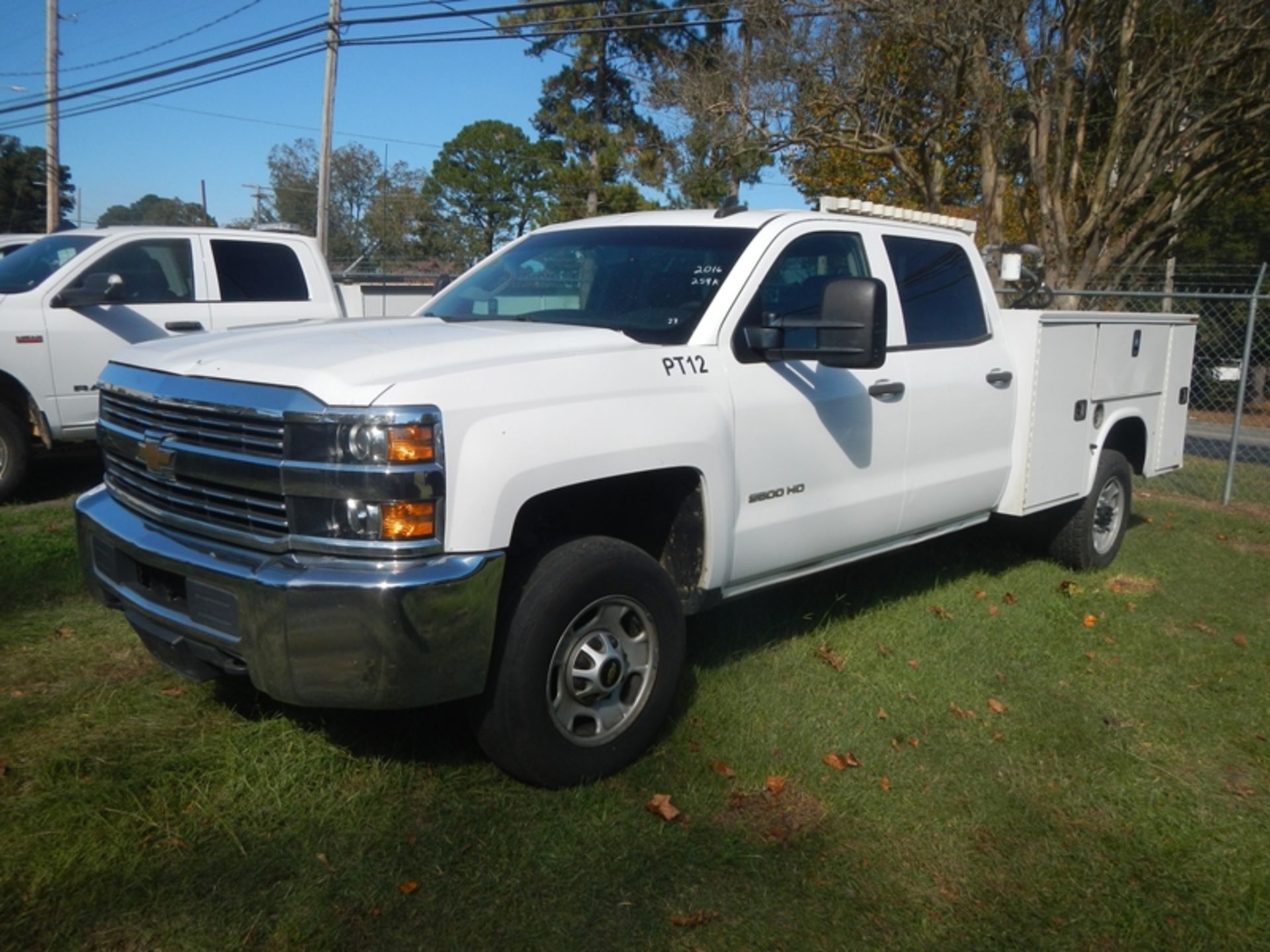 2016 CHEVROLET Silverado 2500 gas, crew cab, 4wd, utility body - 259,627 miles showing -