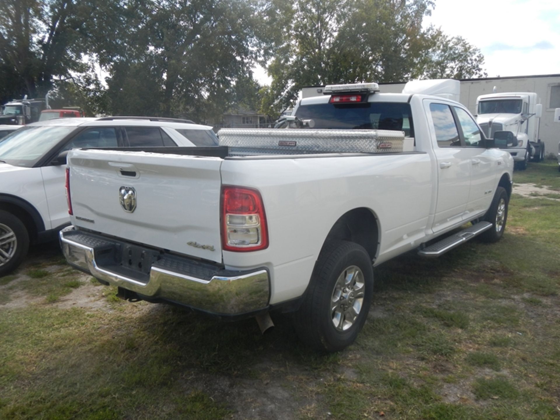 2021 RAM 2500 6.4L Hemi gas, crew cab, long bed, 4wd, Big Horn trim package dent in side of bed - - Bild 4 aus 8