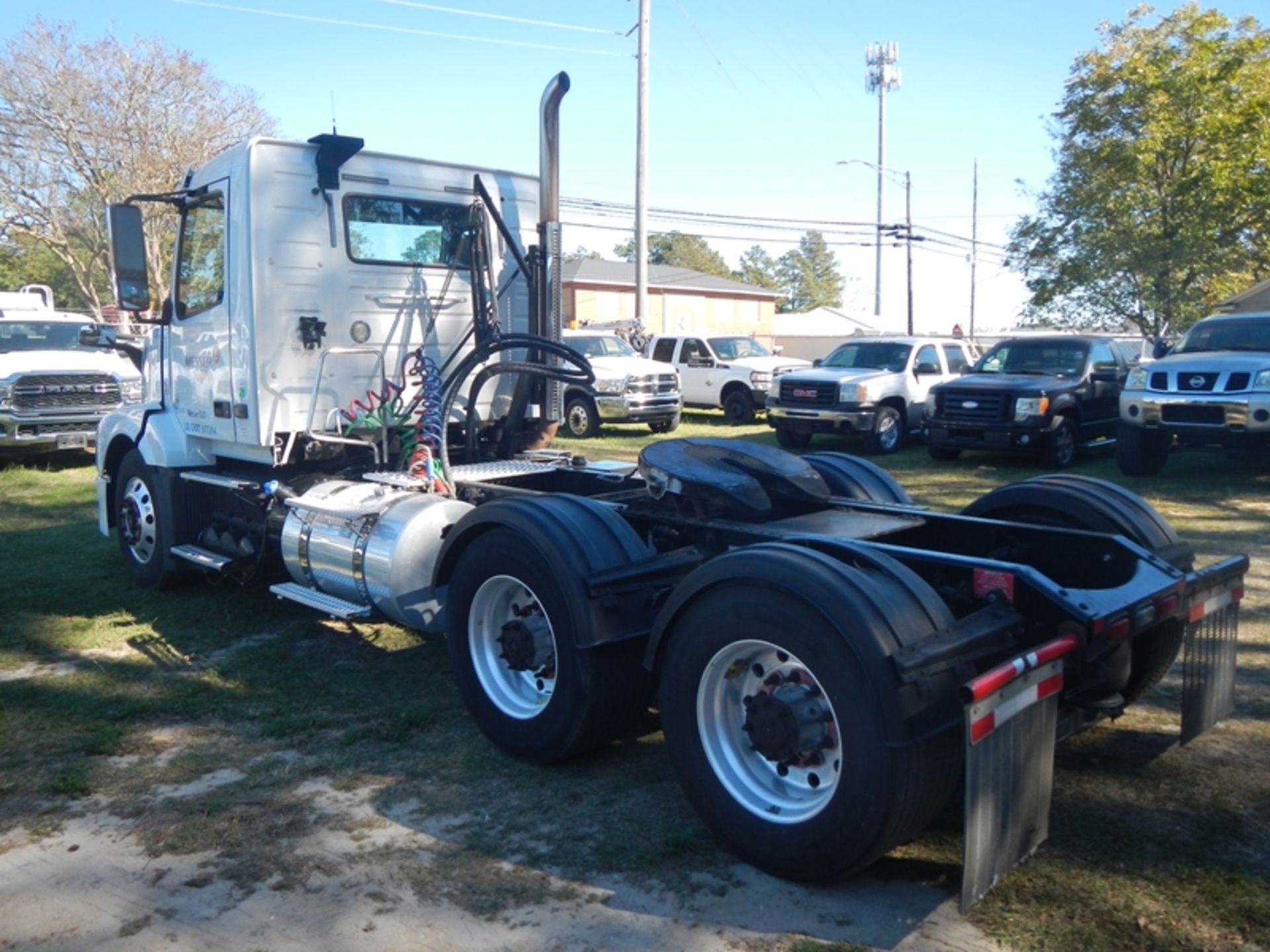 2016 Volvo Day Cab  D11 405 HP, 10 spd 605,741 miles showing - 4V4NC9DG3GN972279 - Bild 4 aus 8