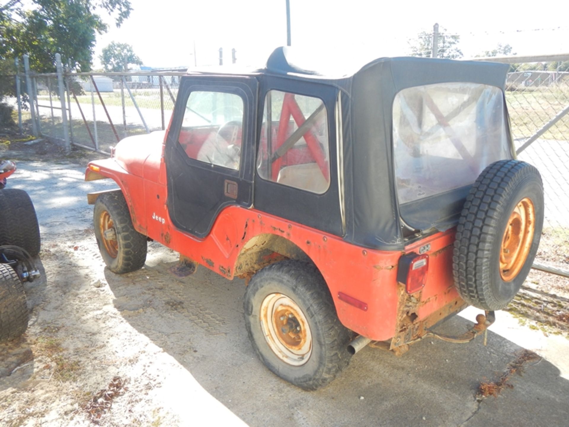 1979 JEEP CJ5 - complete running vehicle - lots of rust mileage unknown - J9F83AC811255Chasis is eat - Bild 4 aus 6