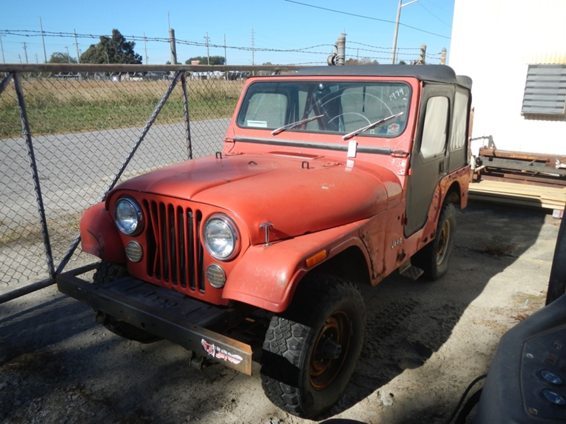 1979 JEEP CJ5 - complete running vehicle - lots of rust mileage unknown - J9F83AC811255Chasis is eat