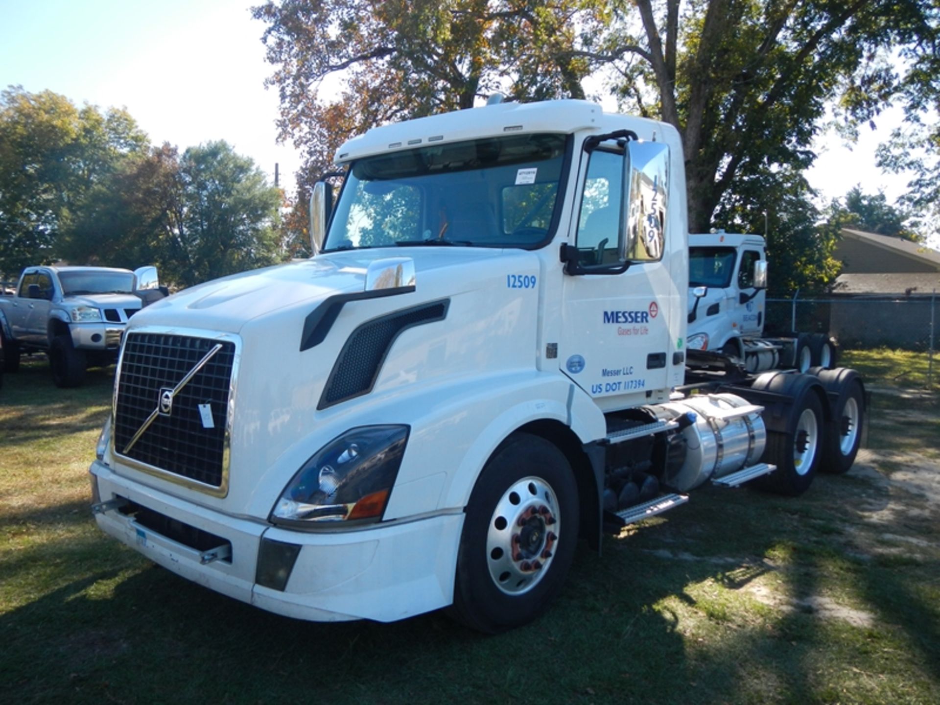 2016 Volvo Day Cab  D11 405 HP, 10 spd 605,741 miles showing - 4V4NC9DG3GN972279