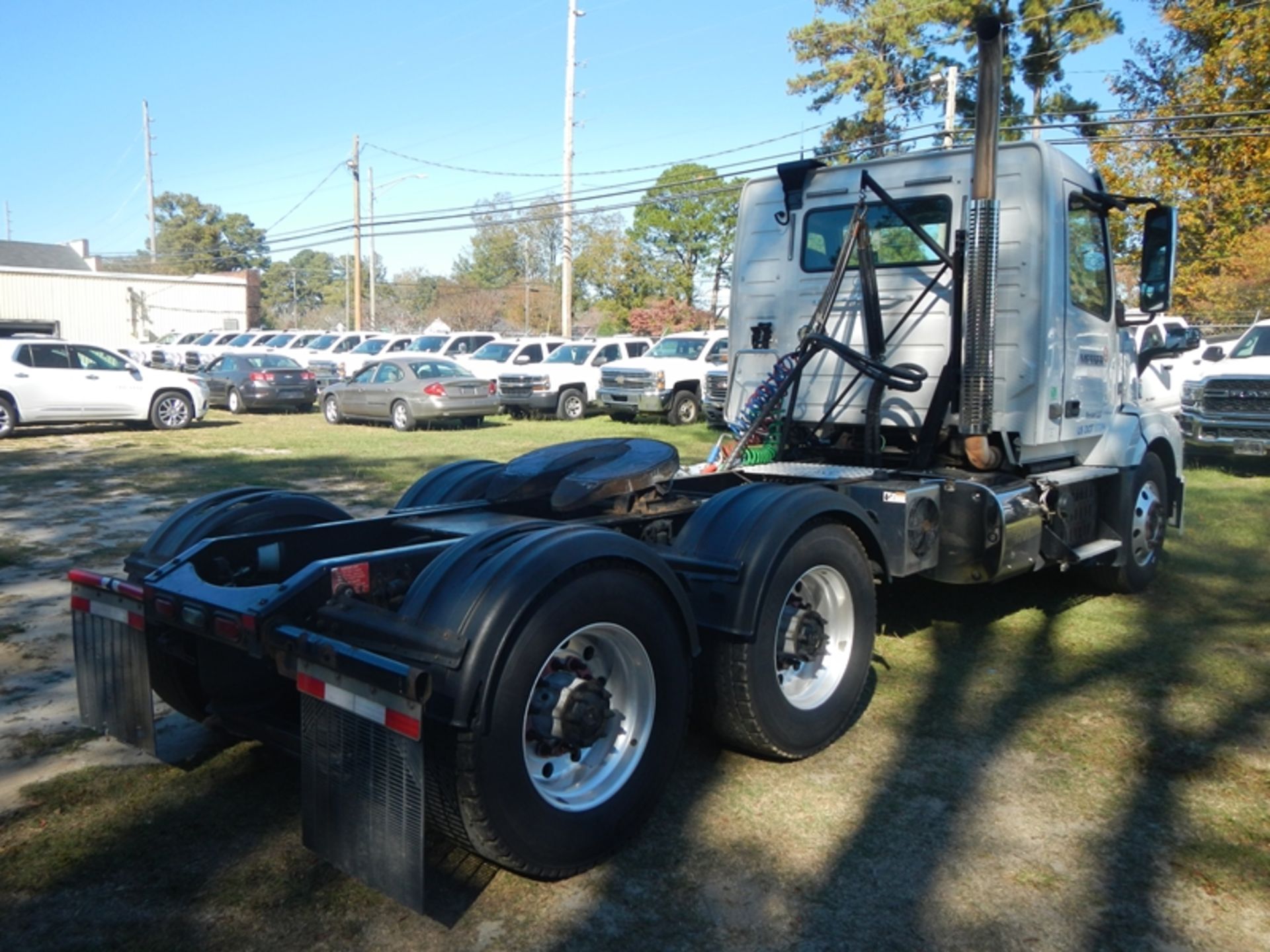 2016 Volvo Day Cab  D11 405 HP, 10 spd 605,741 miles showing - 4V4NC9DG3GN972279 - Bild 3 aus 8