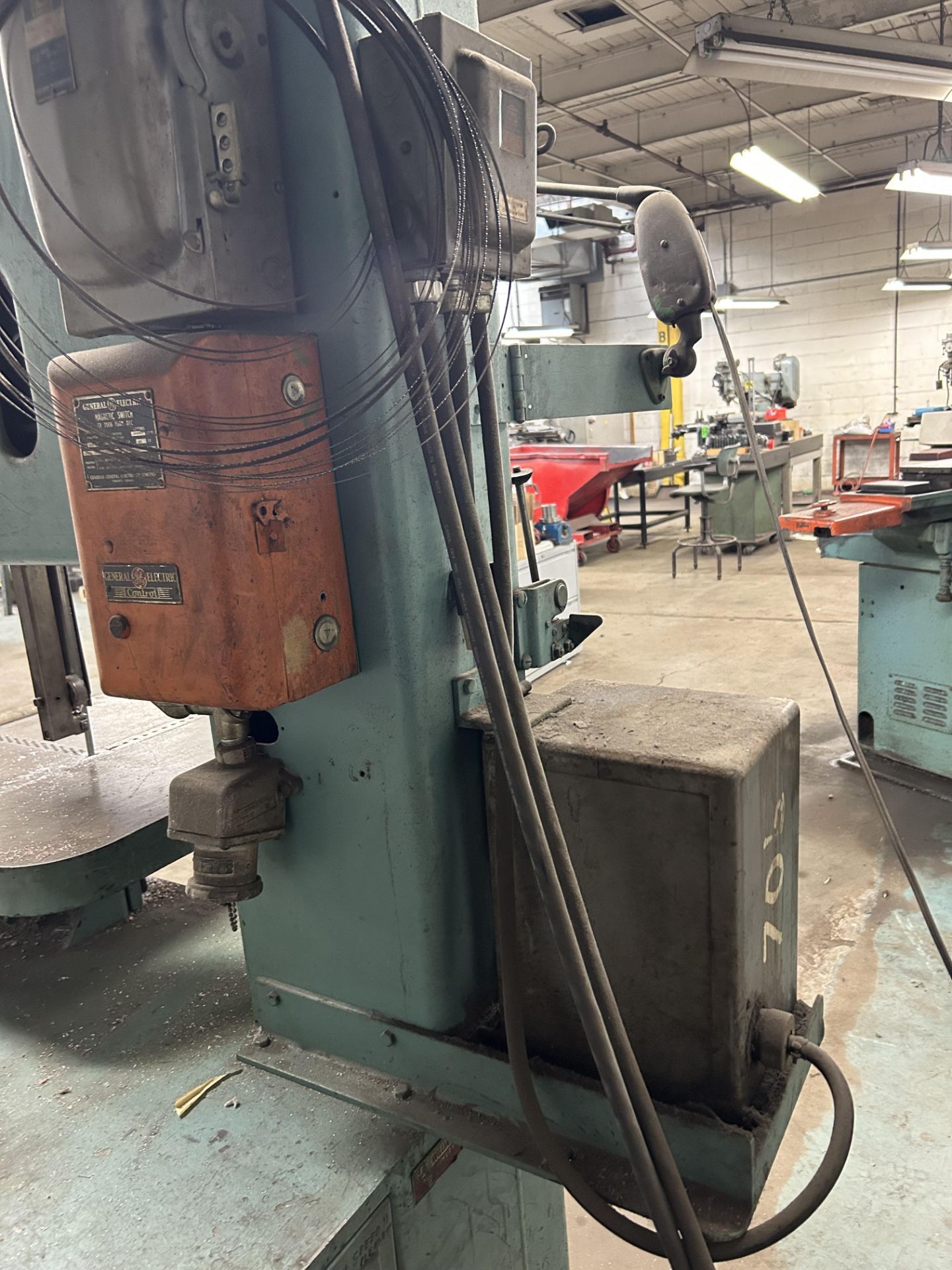 GROB mod. NS18 Vertical Bandsaw 18" Throat; with Tilting Table; and Blade Welder - Image 6 of 6