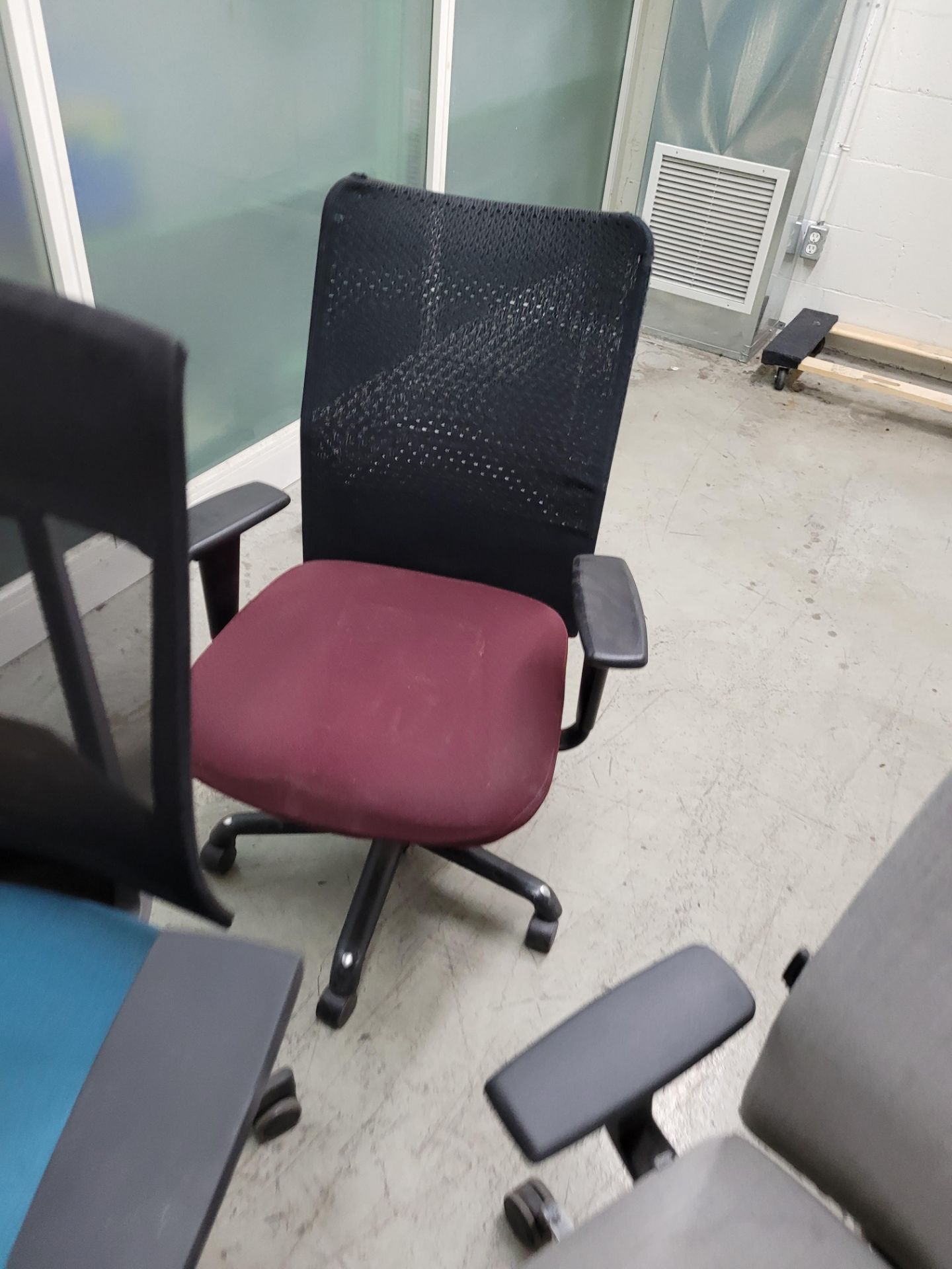 Lot of (4) adjustable rolling office chairs, high back - Image 5 of 5