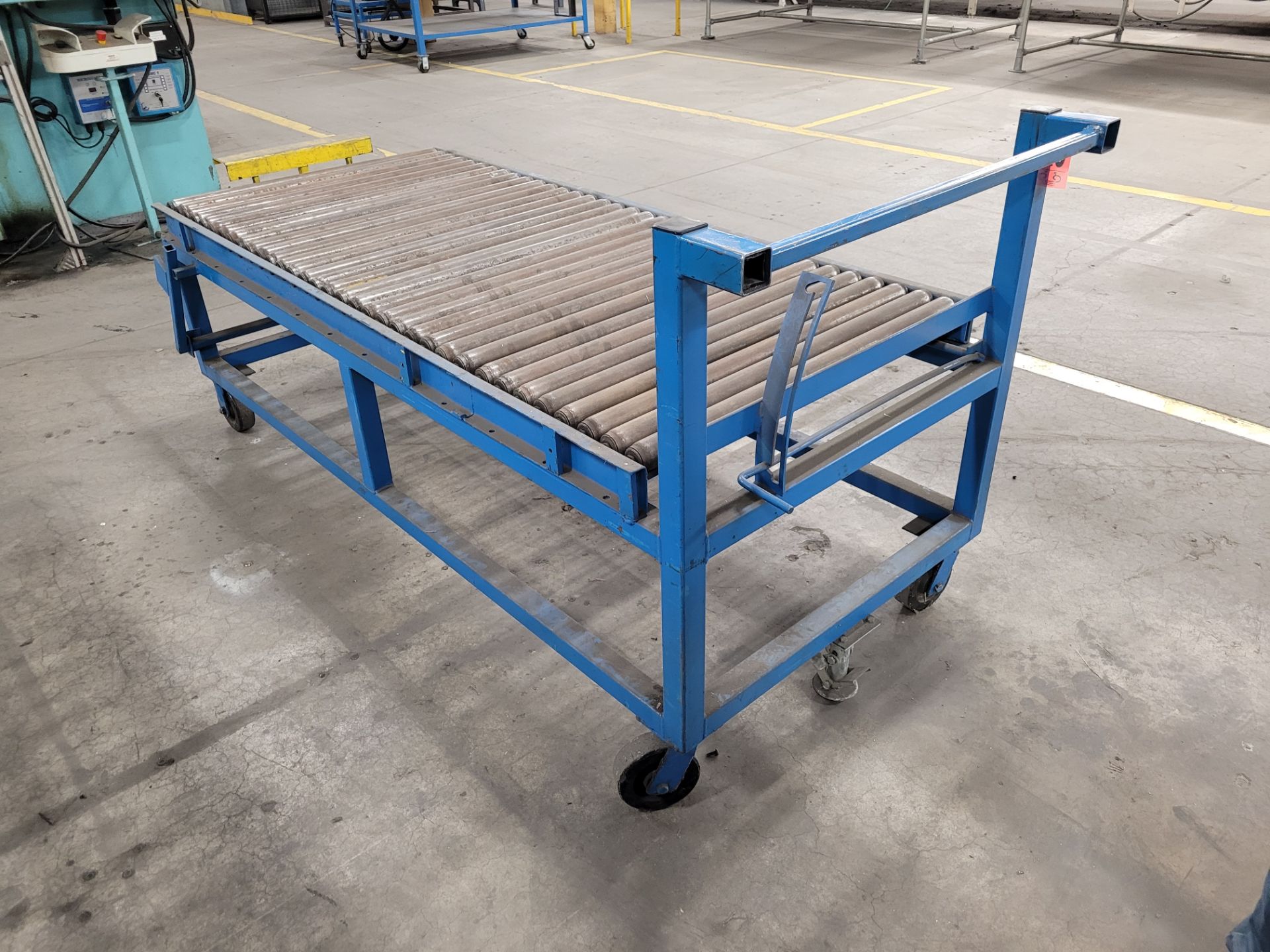 Steel frame manual roller conveyor cart on casters w/ floor lock and handle - Image 3 of 3