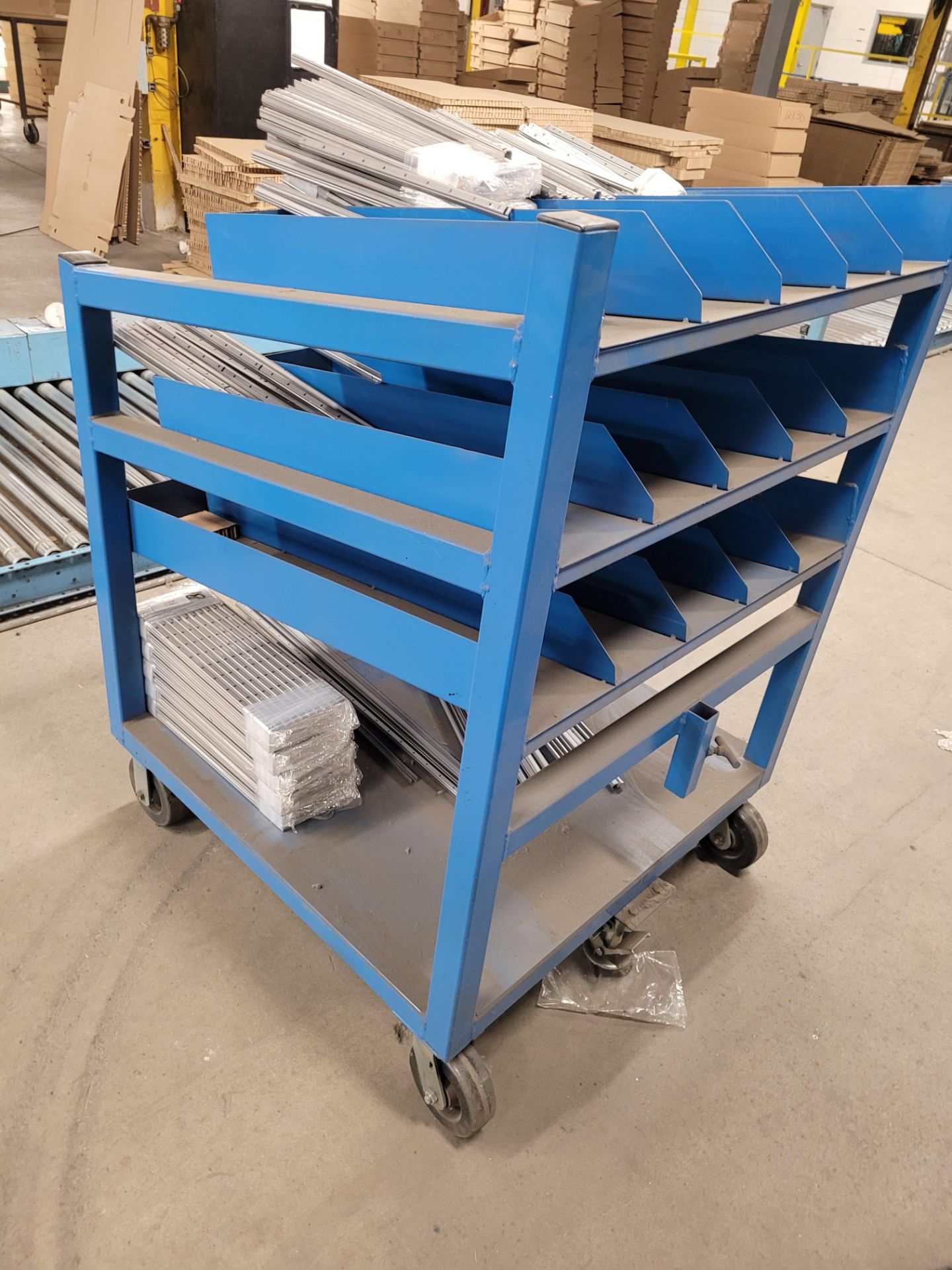 4-level mobile steel shelving cart, (3) inclined shelves, 15-sections for horizontal storage, floor - Image 4 of 5