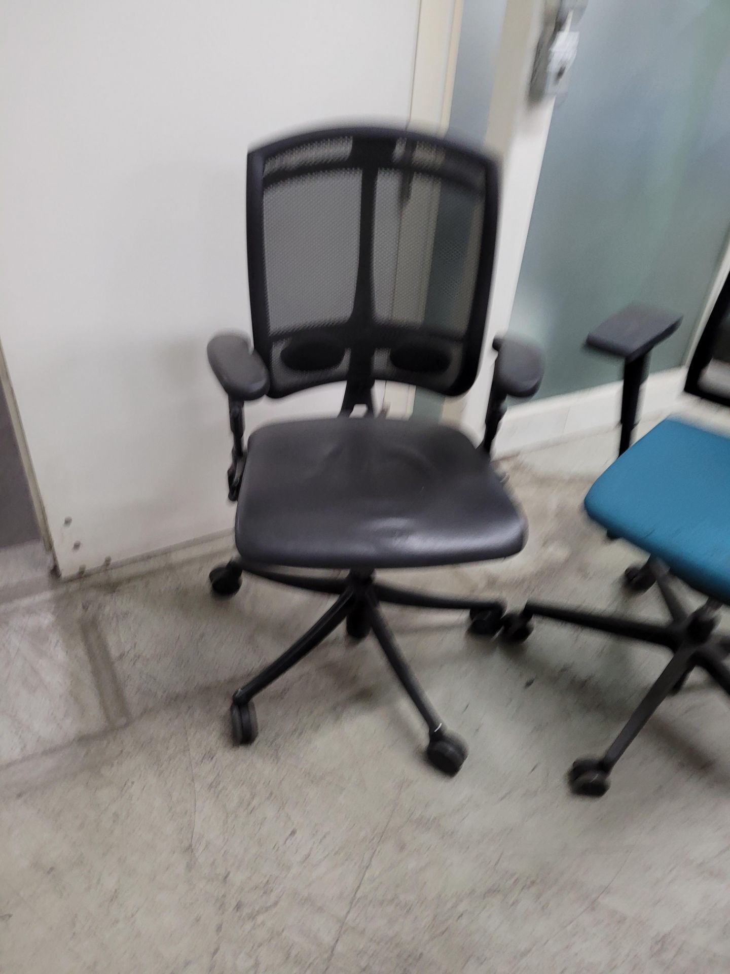 Lot of (4) adjustable rolling office chairs, high back - Image 2 of 5