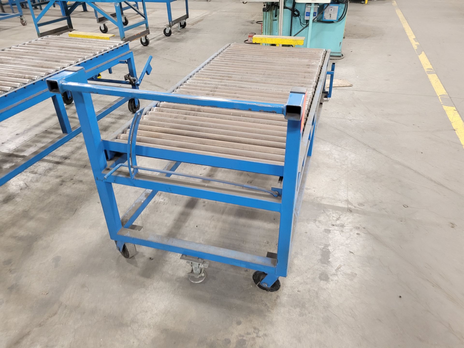 Steel frame manual roller conveyor cart on casters w/ floor lock and handle - Image 2 of 3