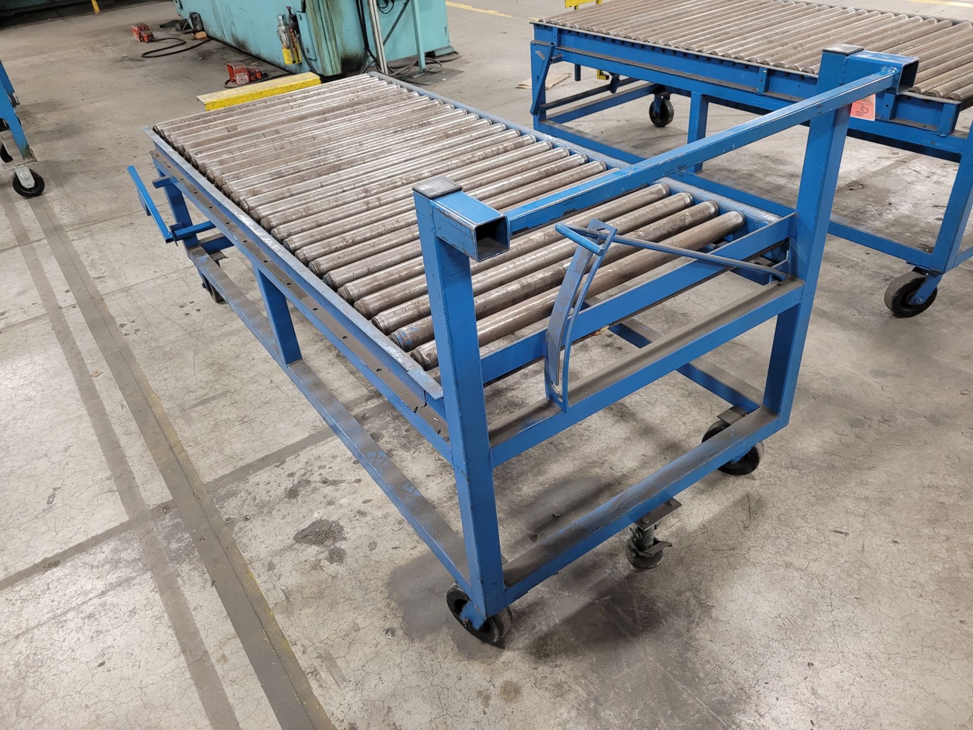 Steel frame manual roller conveyor cart on casters w/ floor lock and handle - Image 3 of 3