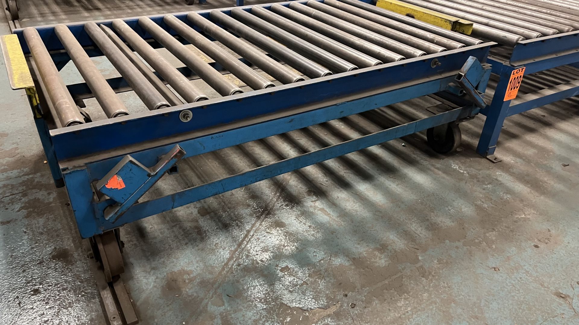 Lot of (3) sections of steel frame manual roller conveyor incl. (1) mobile unit on steel rail wheels - Image 2 of 3